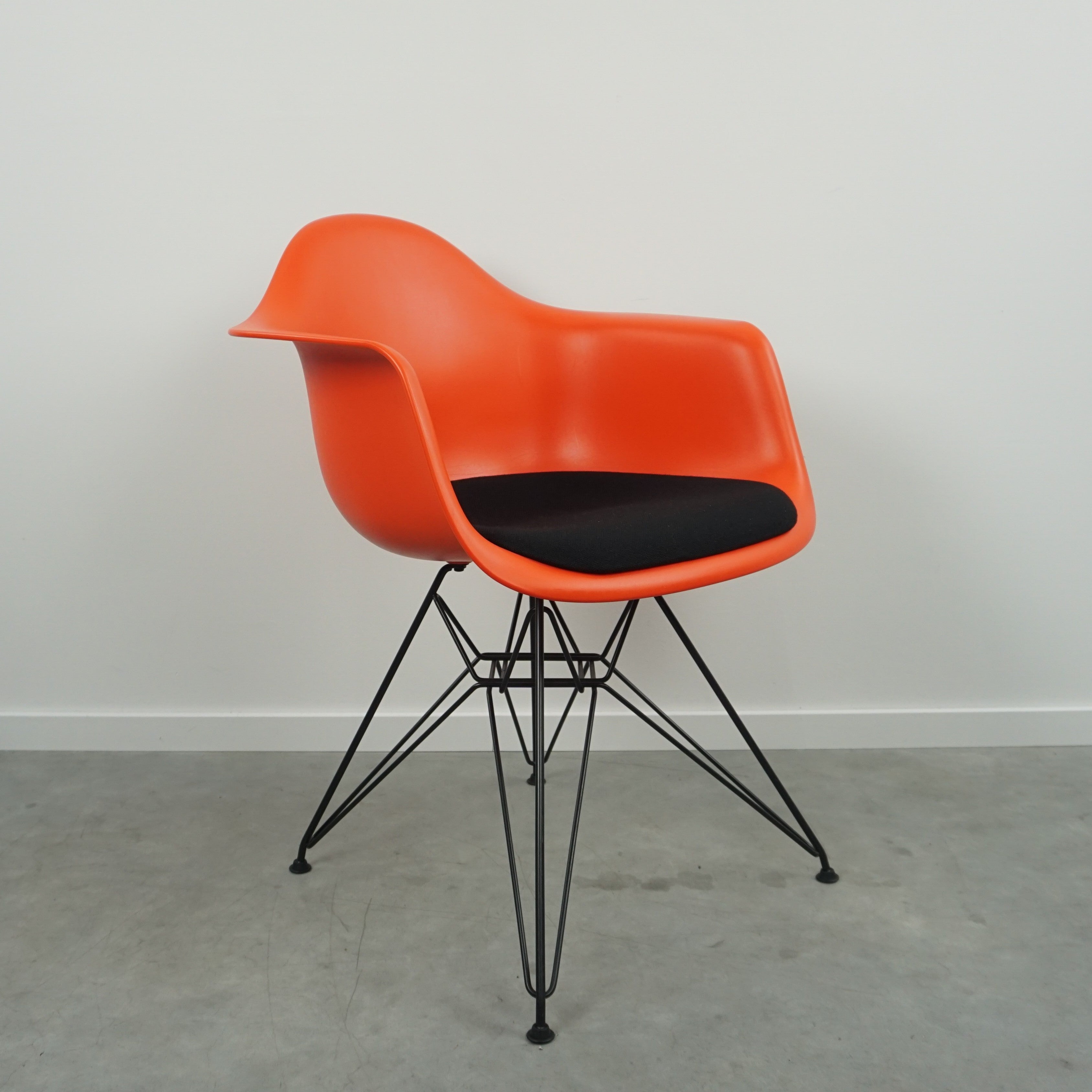 Vitra Eames Armchair DAR Design Stuhl | Rot | Schwarzes Untergestell