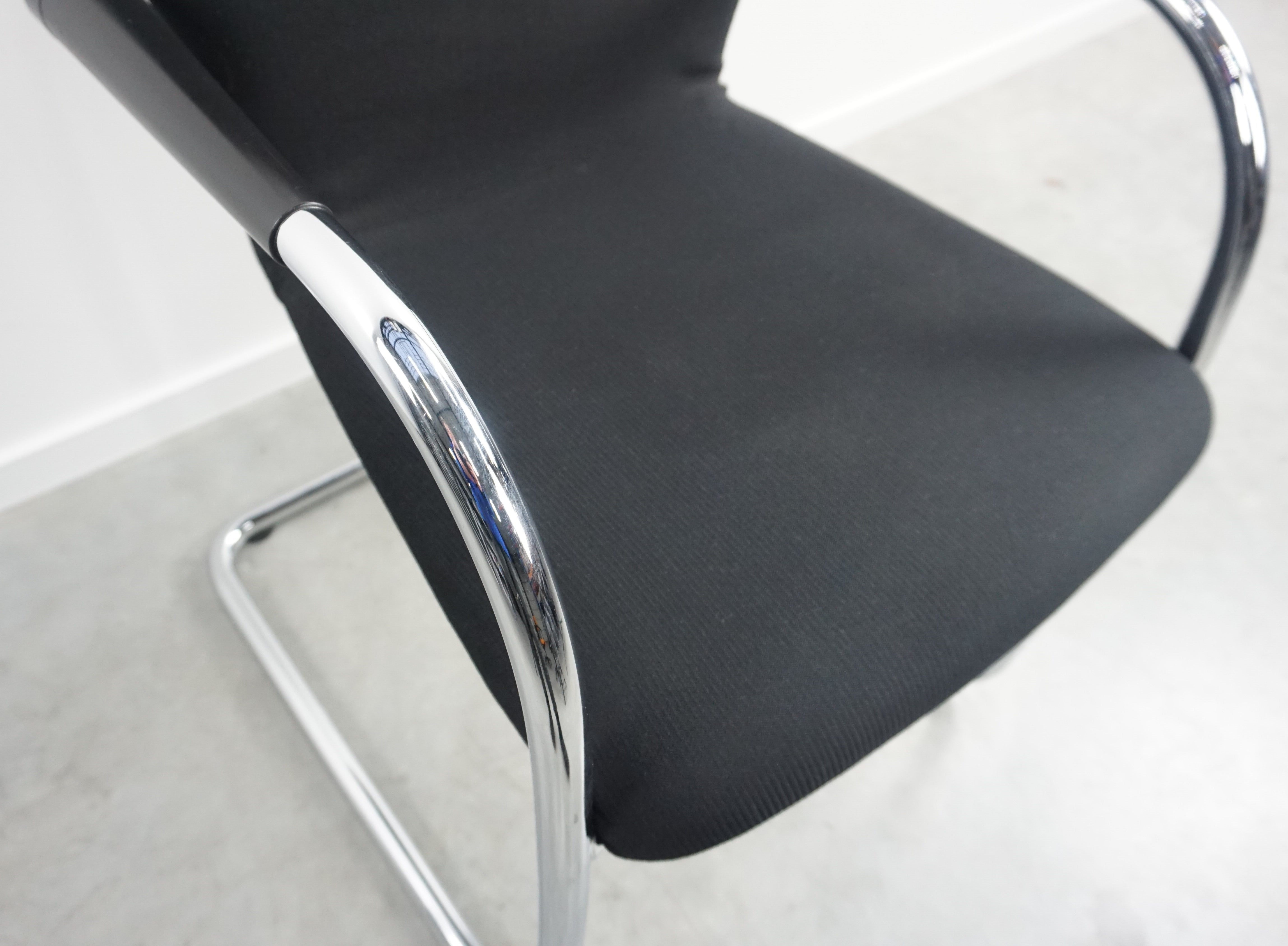 Vitra Visastripes Konferenzstuhl | Schwarz