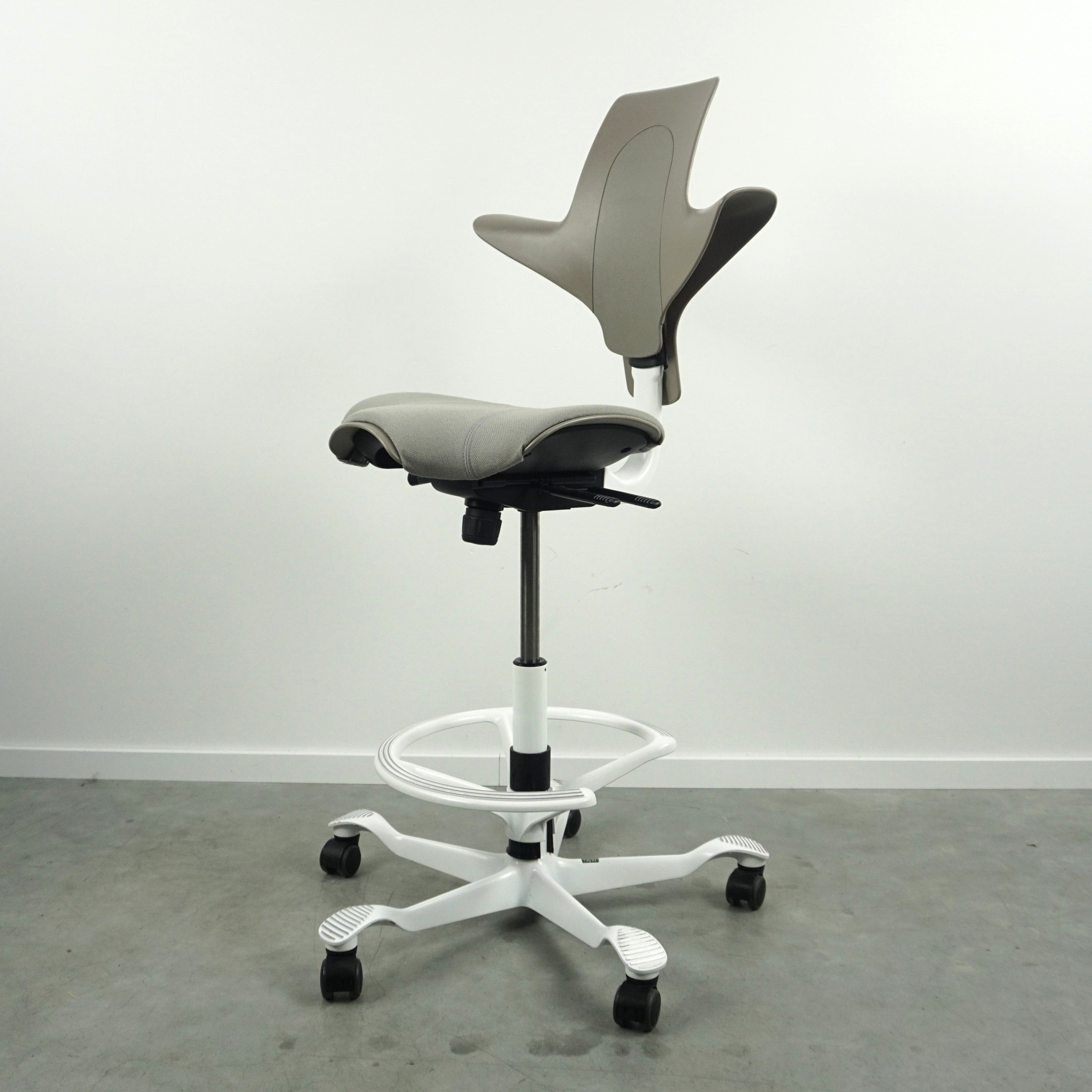 HAG Capisco Plus 8020 Bürostuhl | mit Sattelsitz und Fußring | Beige