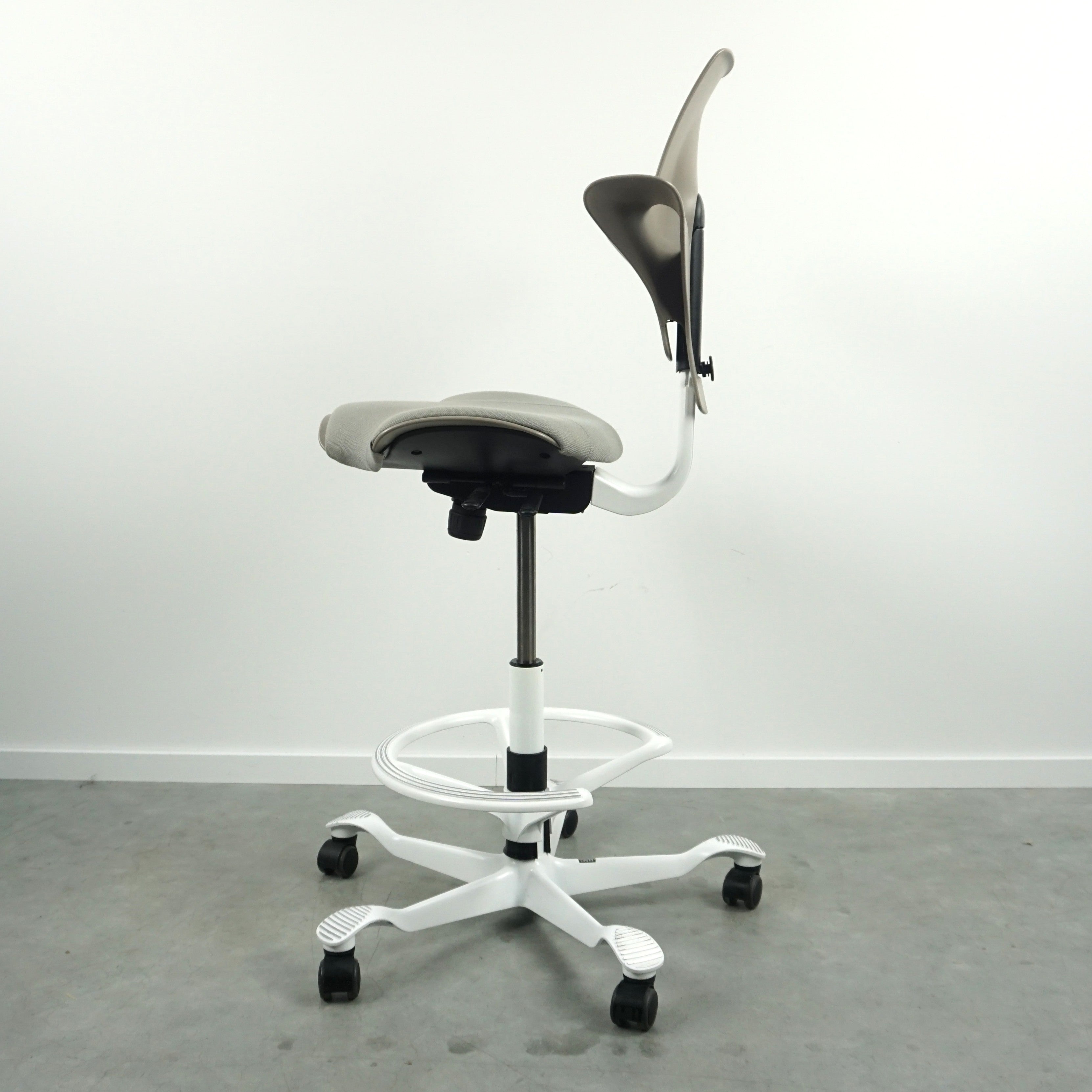 HAG Capisco Plus 8020 Bürostuhl | mit Sattelsitz und Fußring | Beige