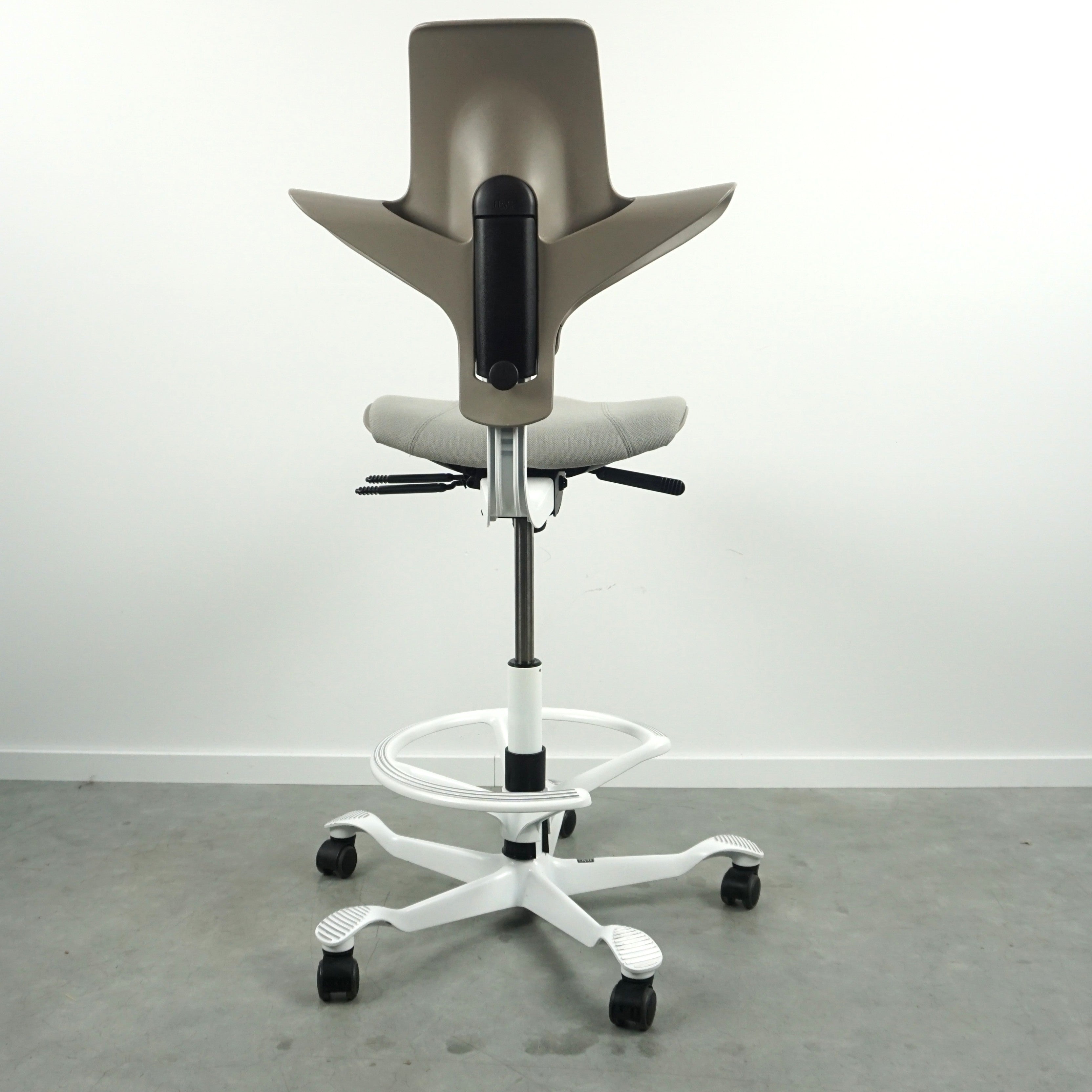 HAG Capisco Plus 8020 Bürostuhl | mit Sattelsitz und Fußring | Beige