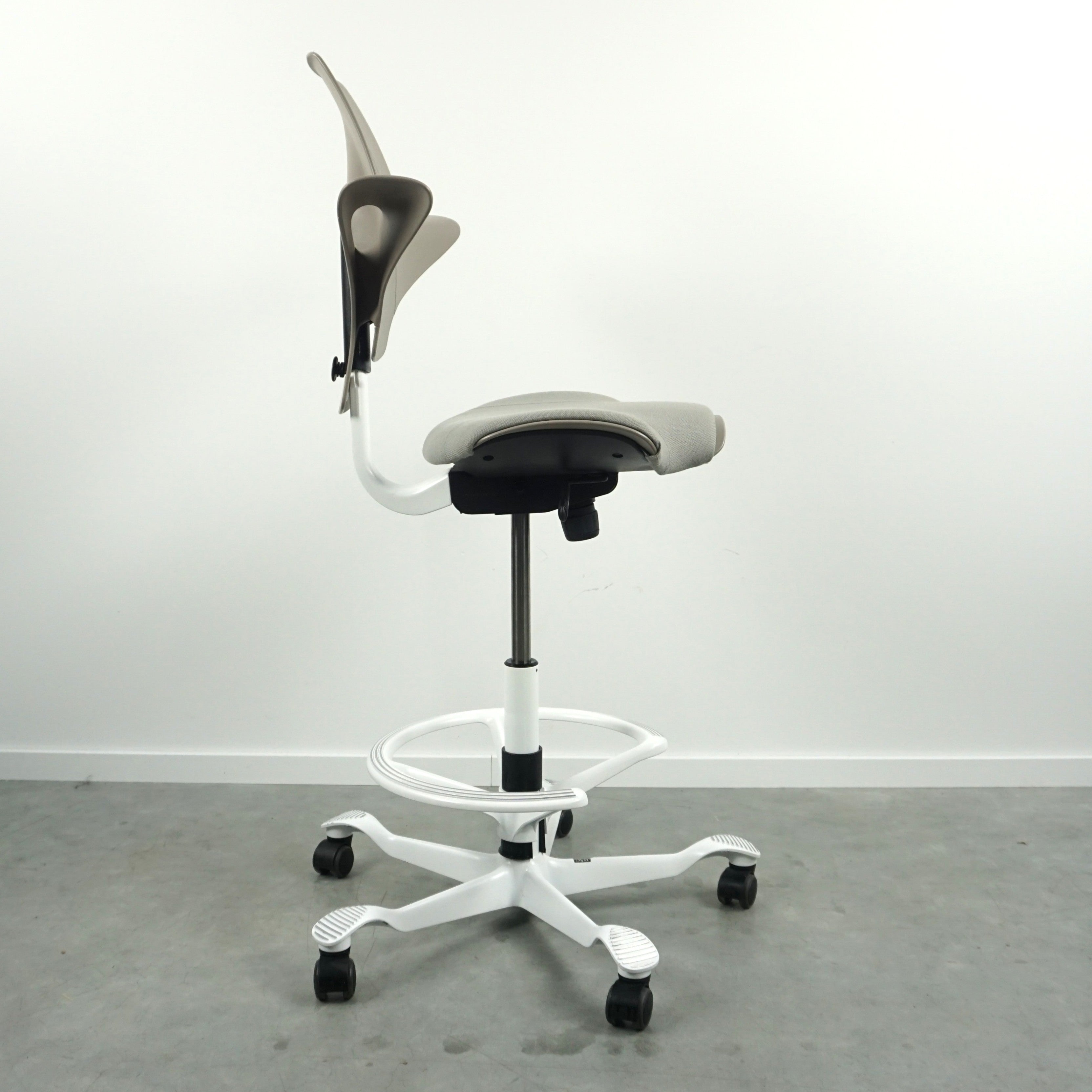 HAG Capisco Plus 8020 Bürostuhl | mit Sattelsitz und Fußring | Beige