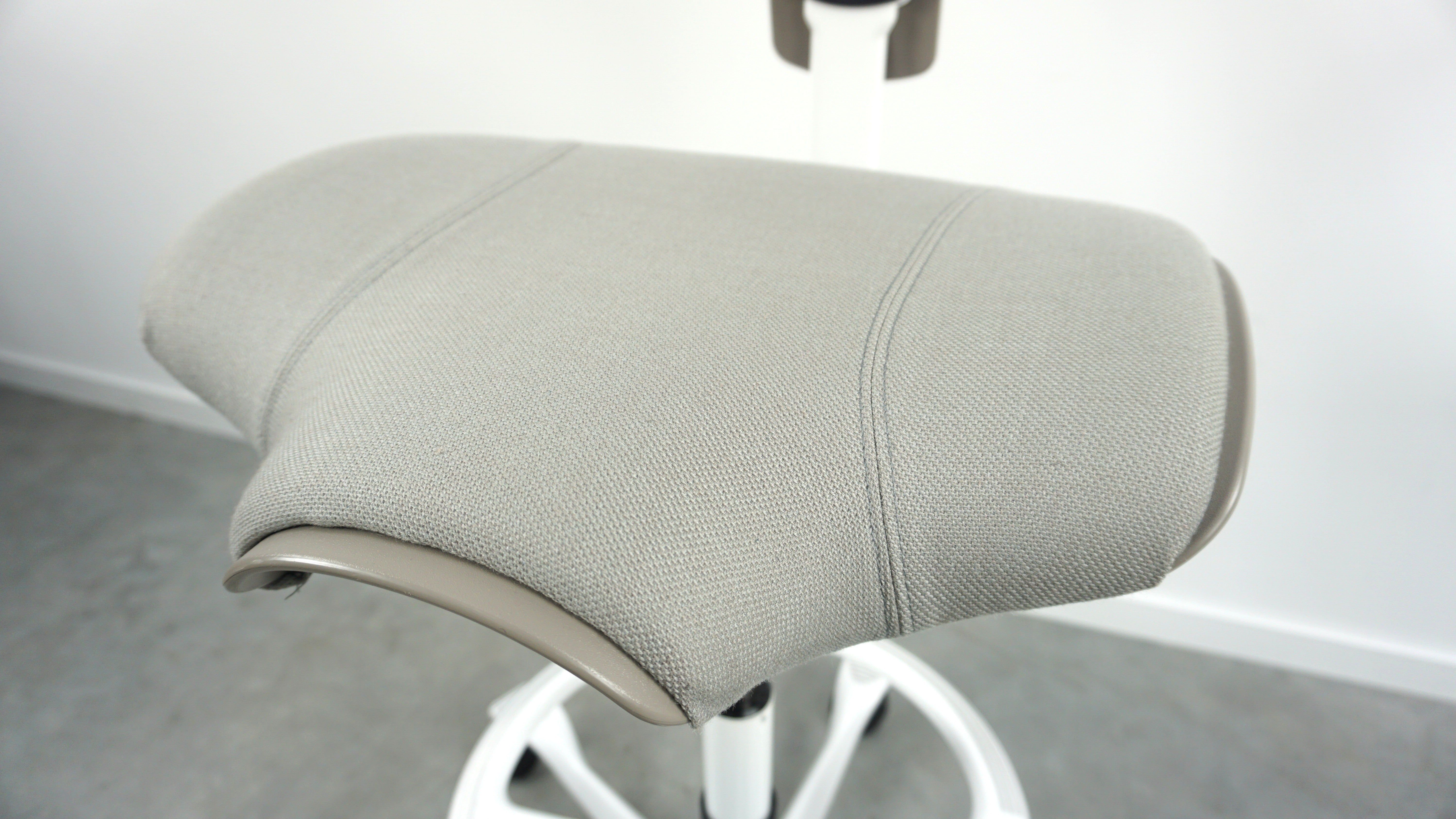HAG Capisco Plus 8020 Bürostuhl | mit Sattelsitz und Fußring | Beige