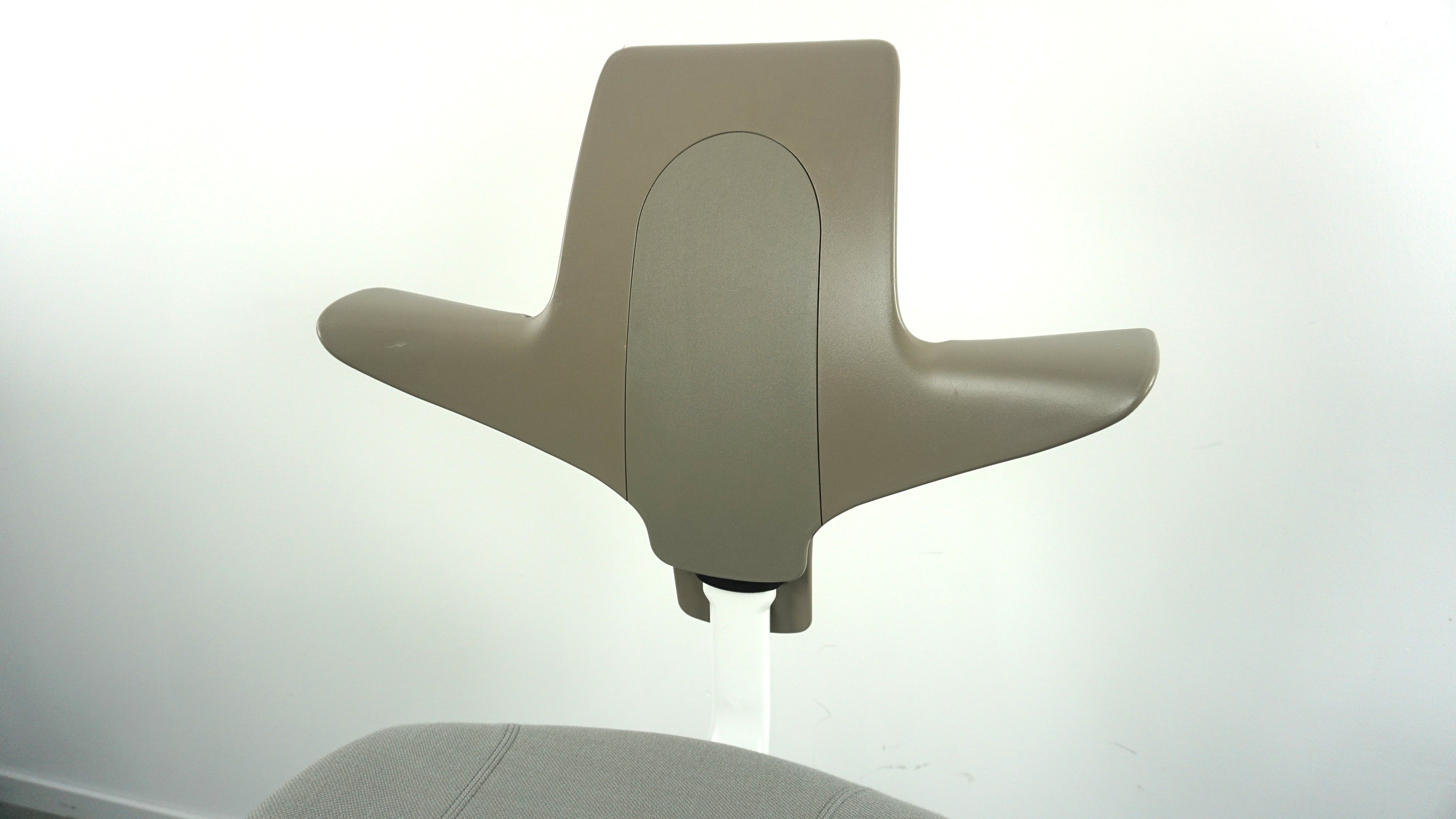 HAG Capisco Plus 8020 Bürostuhl | mit Sattelsitz und Fußring | Beige