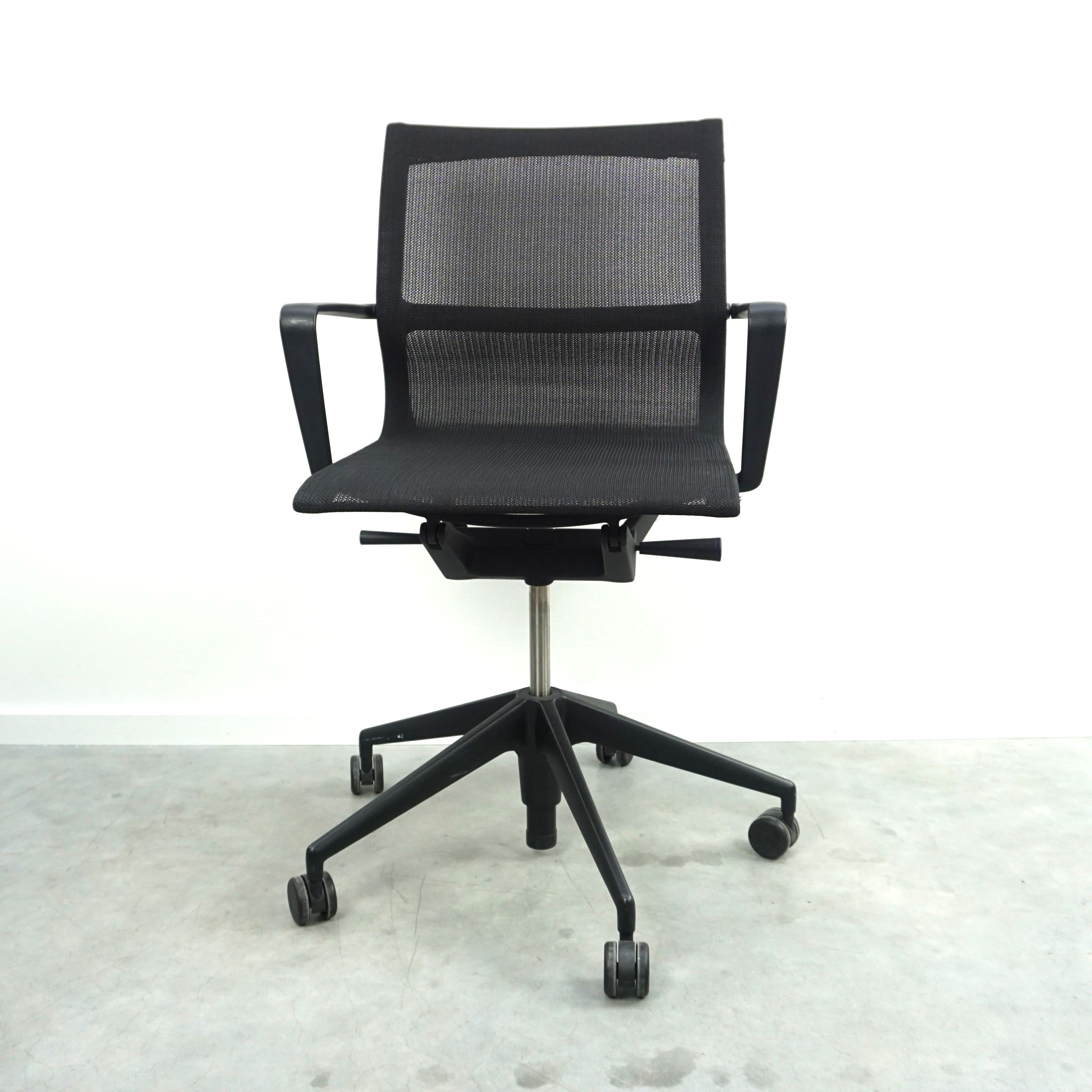 Vitra Physix Bürodrehstuhl in Schwarz Vorderansicht