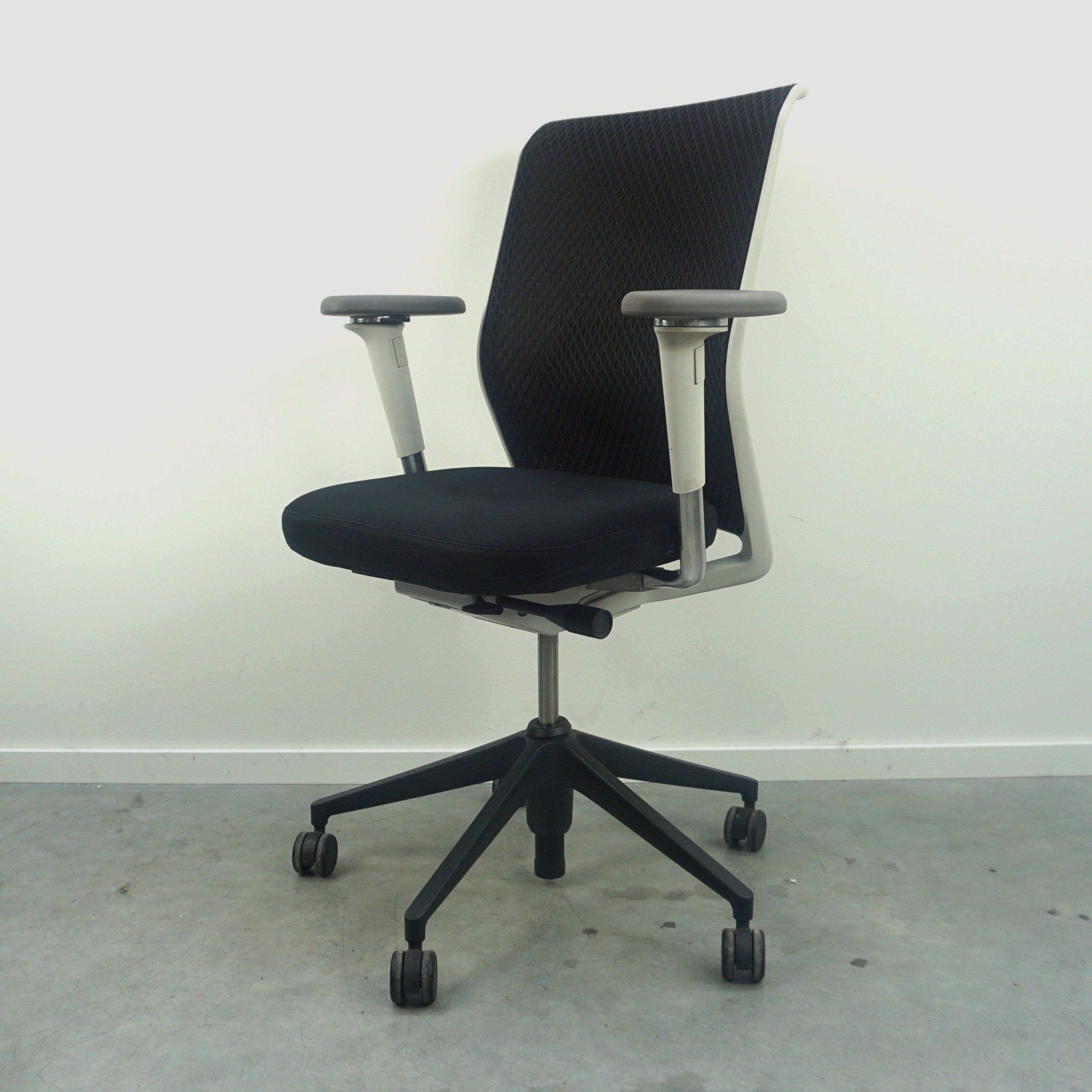 Vitra ID Mesh Bürodrehstuhl | Schwarz-Weiß