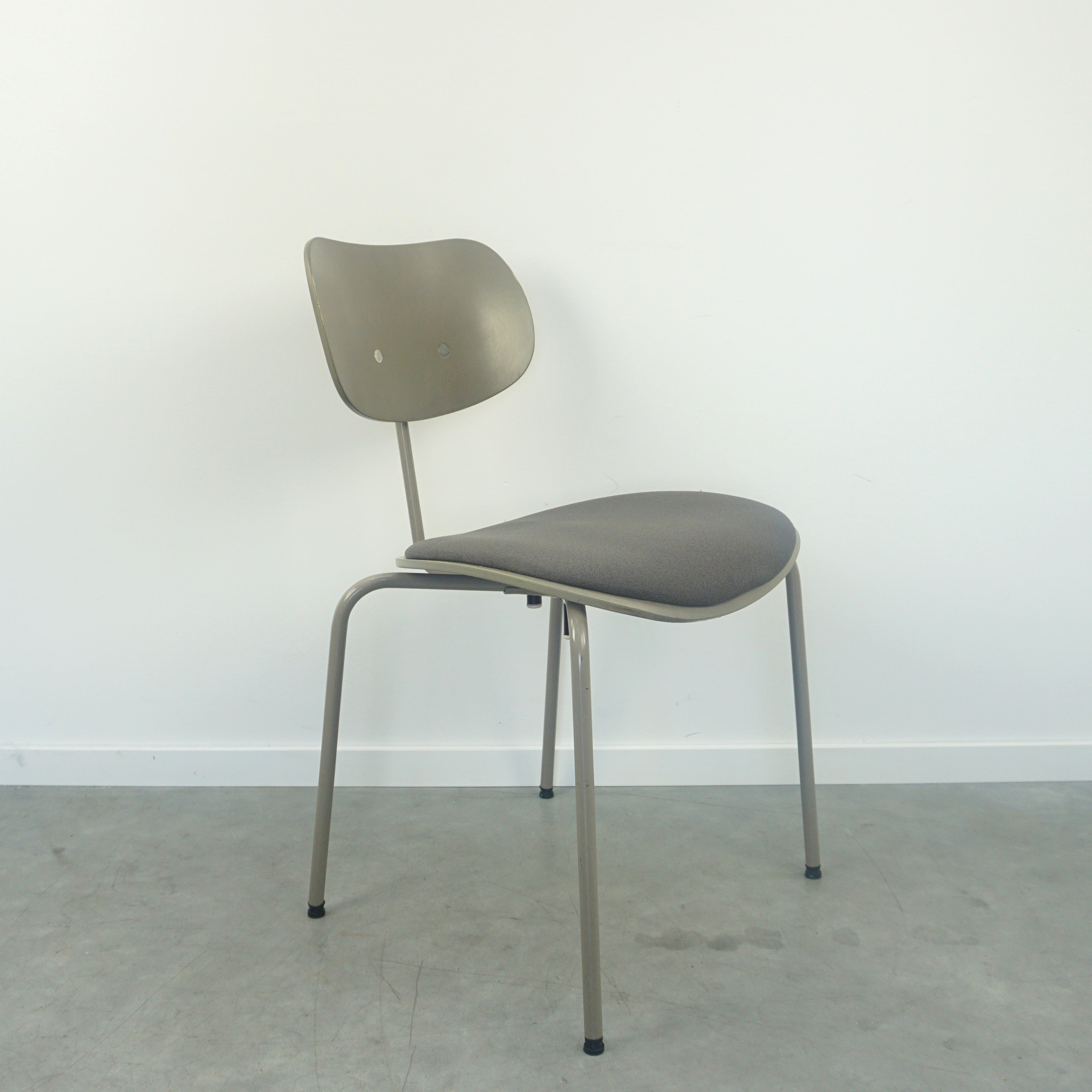 Wilde + Spieth by Egon Eiermann SE68 Chair | Grau | Gepolstert Seitenansicht
