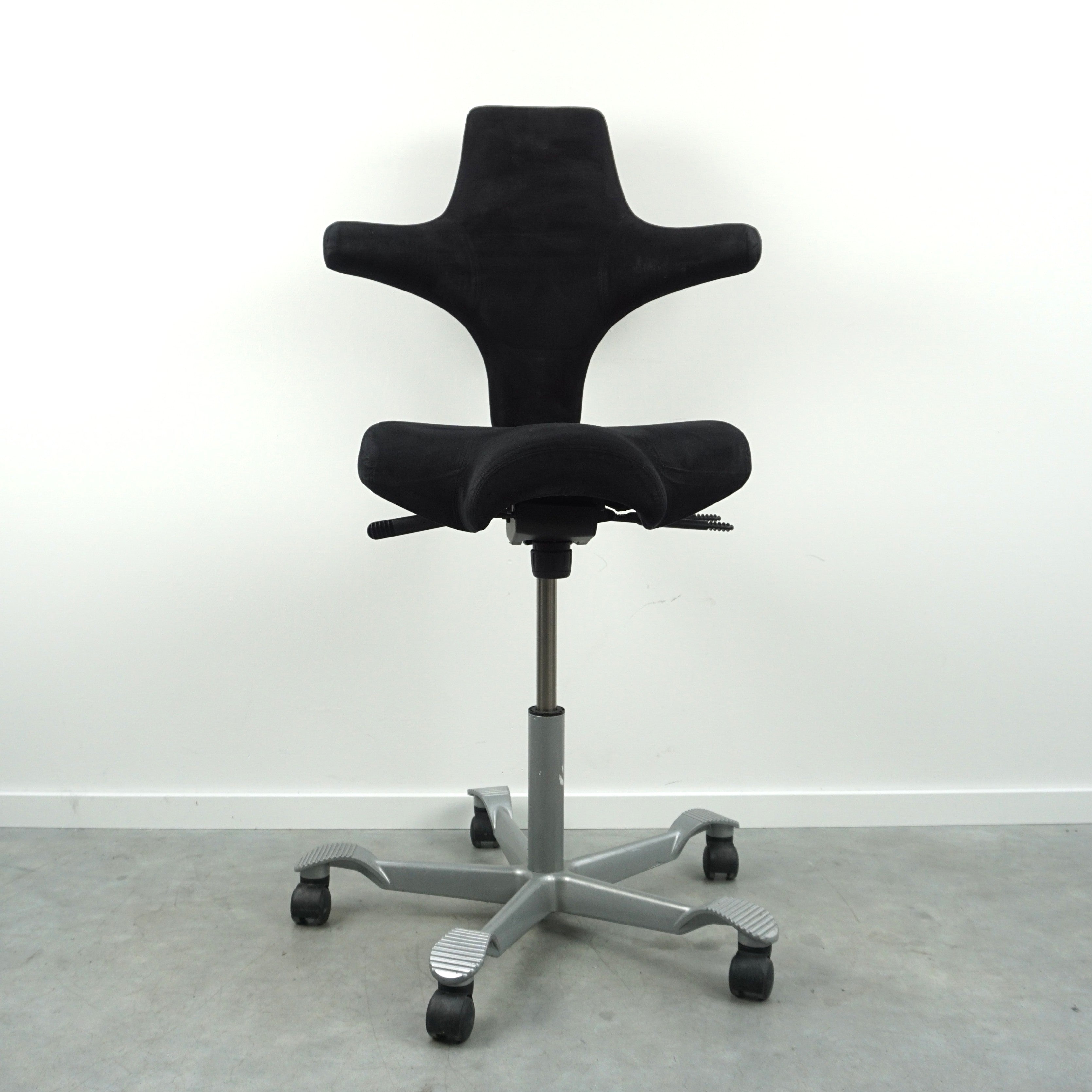 HAG Capisco 8106 Bürostuhl | Ergonomisch | Schwarz | Wildleder