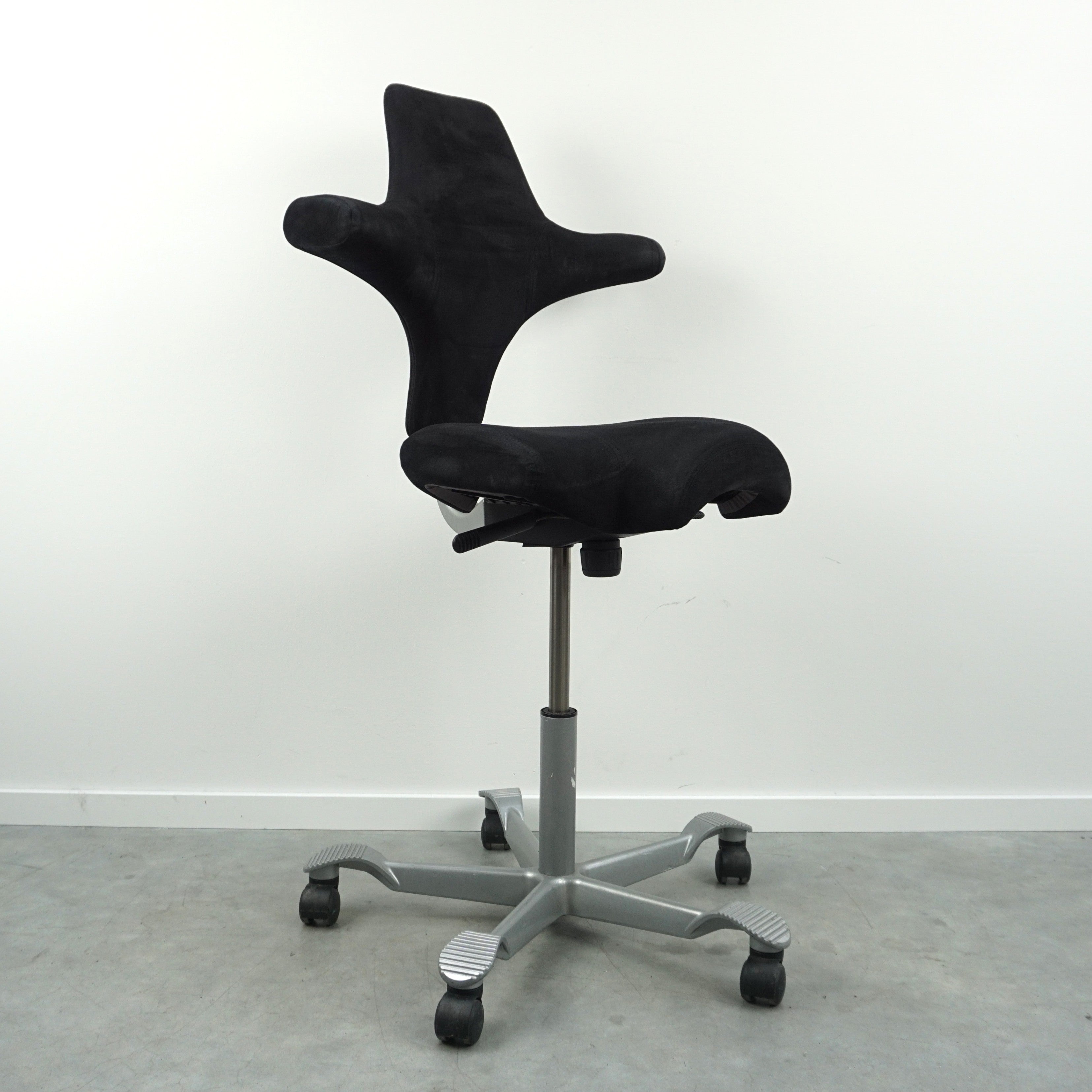 HAG Capisco 8106 Bürostuhl | Ergonomisch | Schwarz | Wildleder