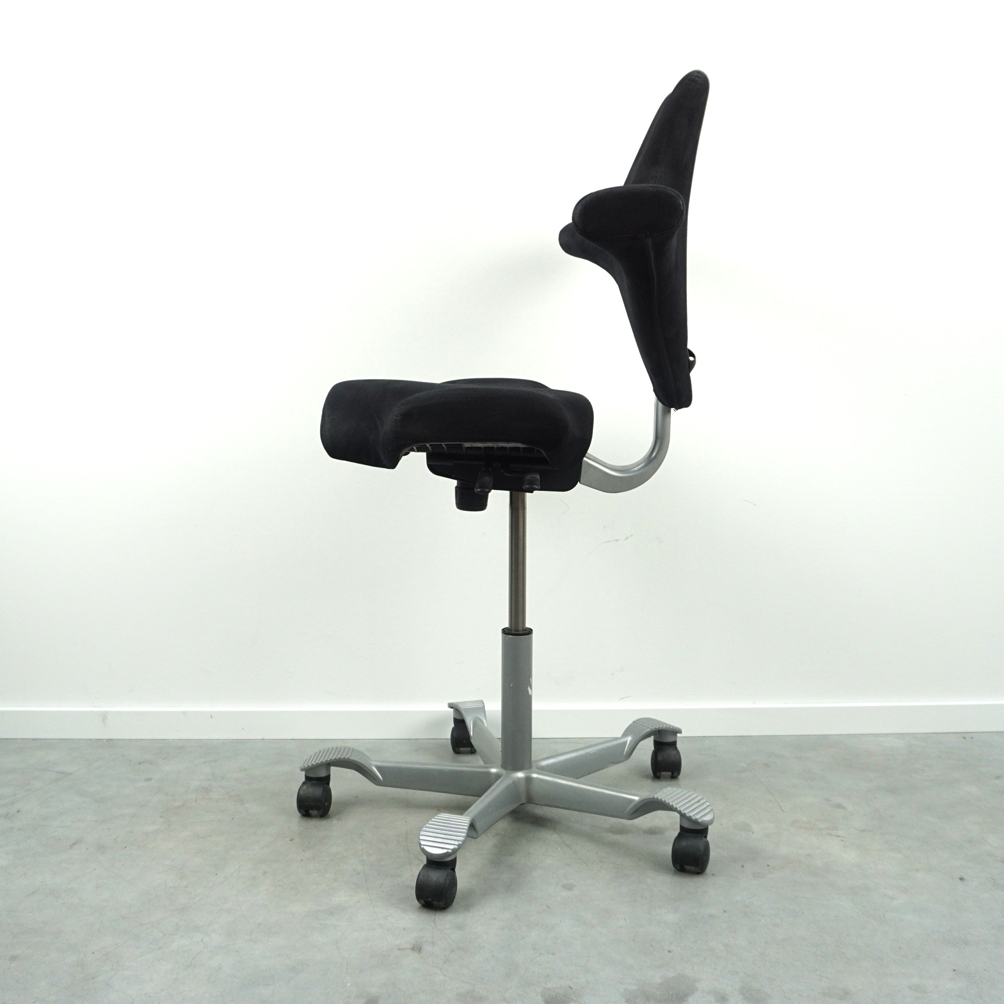 HAG Capisco 8106 Bürostuhl | Ergonomisch | Schwarz | Wildleder