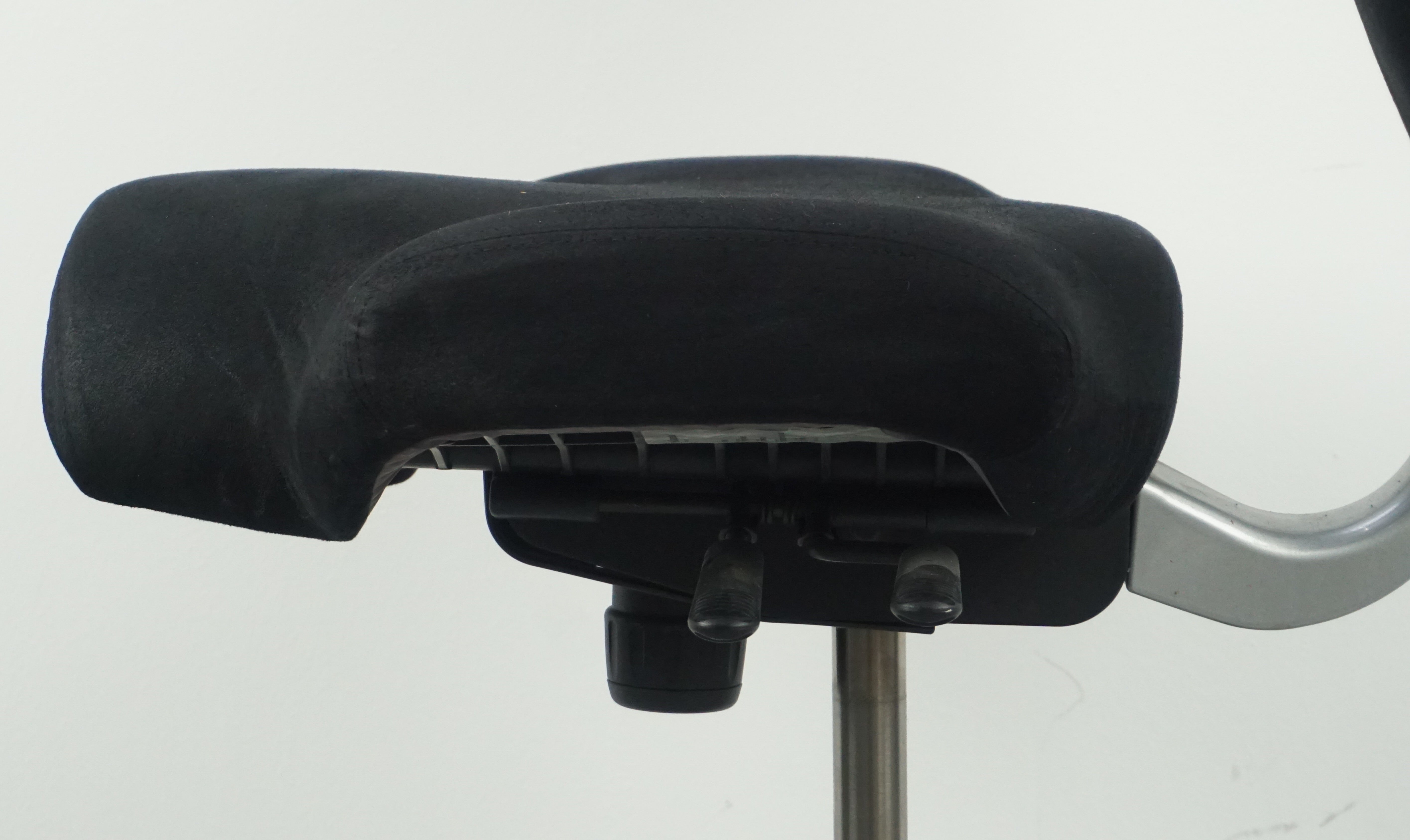 HAG Capisco 8106 Bürostuhl | Ergonomisch | Schwarz | Wildleder