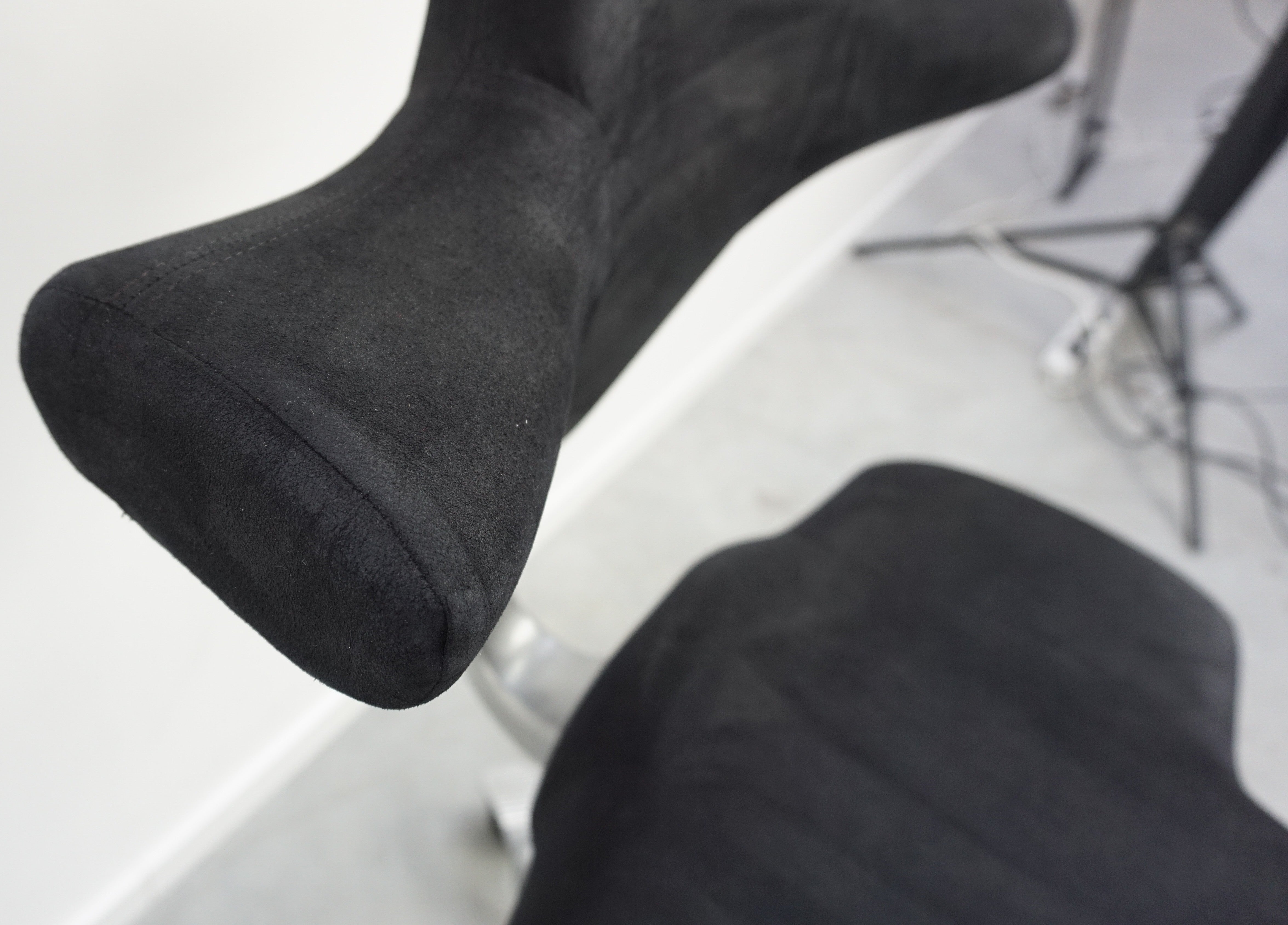 HAG Capisco 8106 Bürostuhl | Ergonomisch | Schwarz | Wildleder
