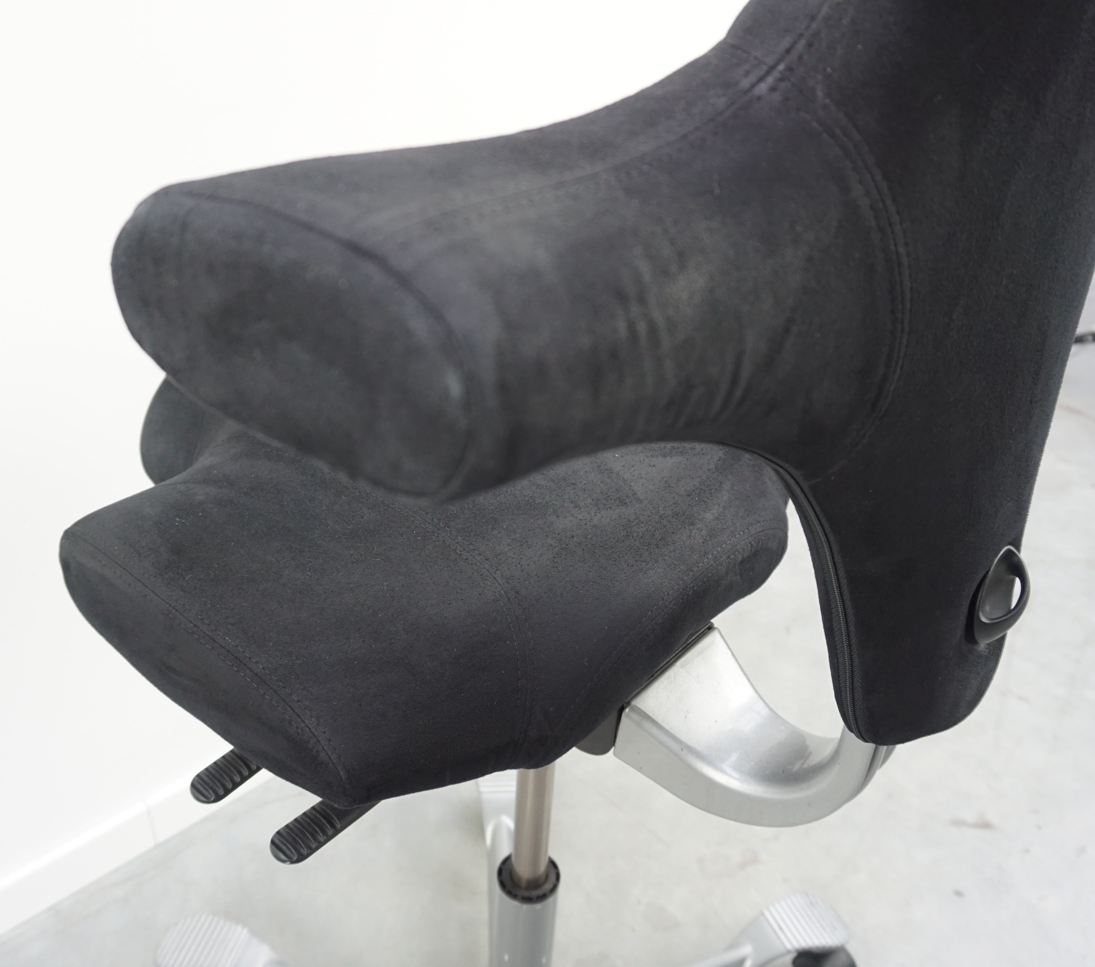 HAG Capisco 8106 Bürostuhl | Ergonomisch | Schwarz | Wildleder