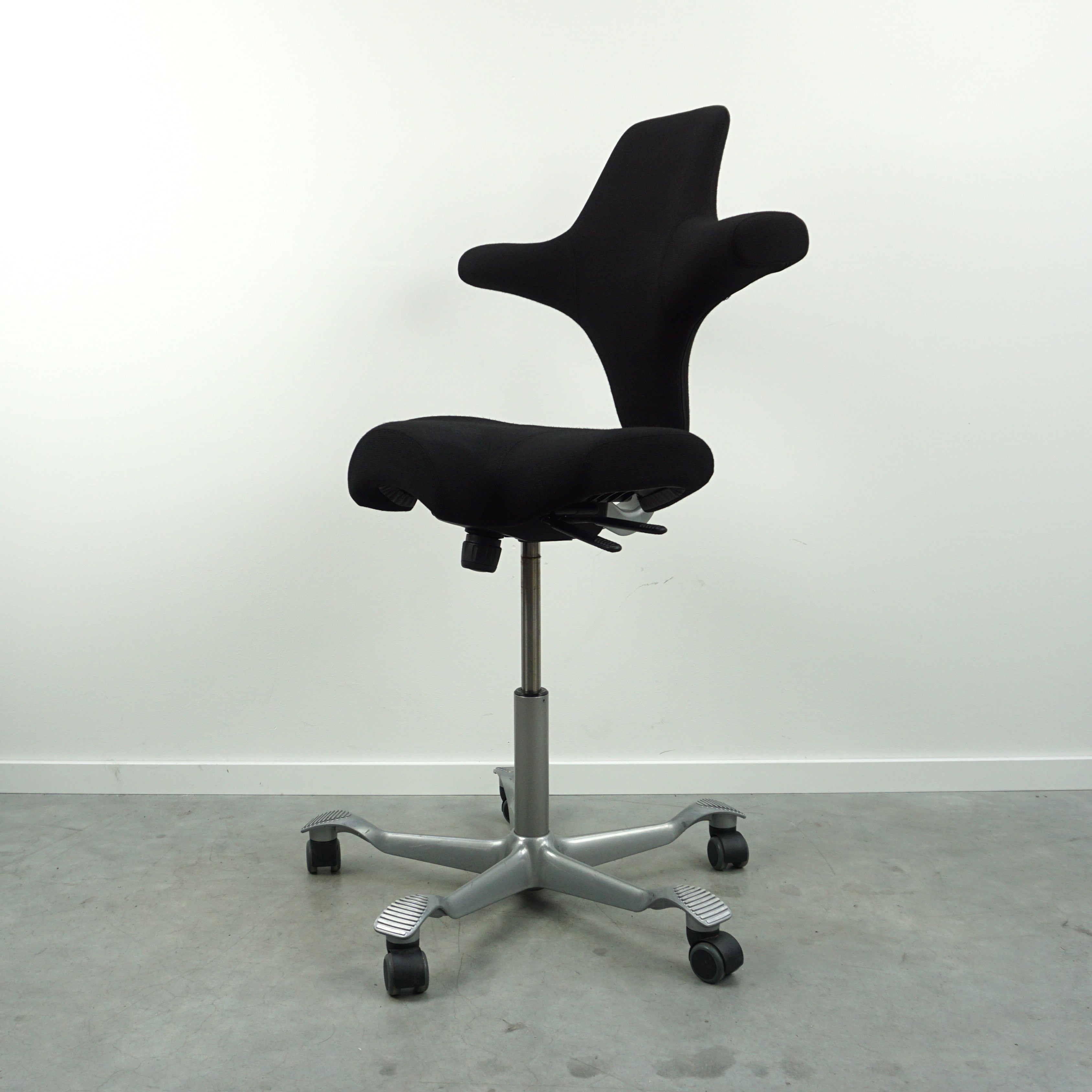 HAG Capisco 8106 Bürostuhl | Schwarz | Stoff
