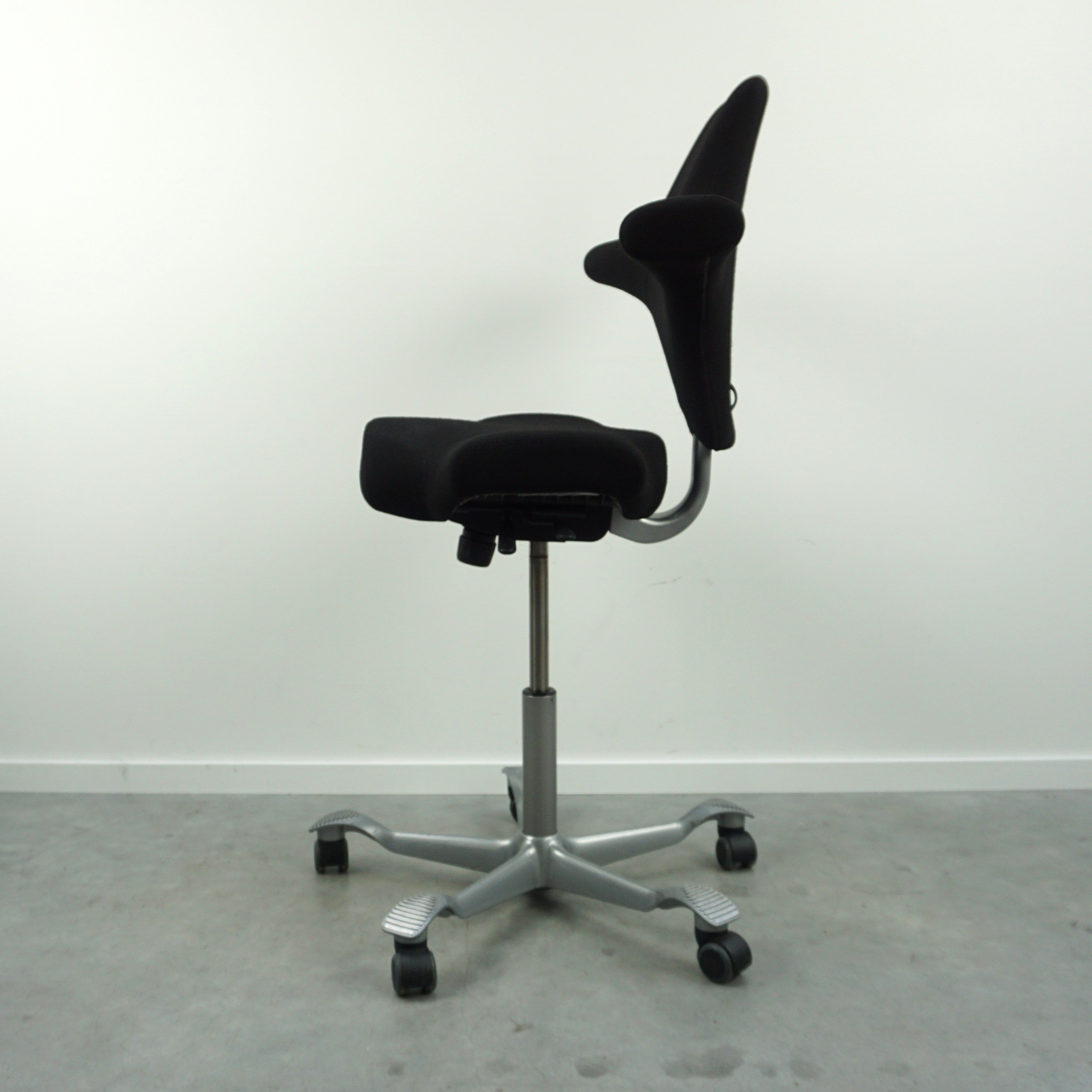 HAG Capisco 8106 Bürostuhl | Schwarz | Stoff
