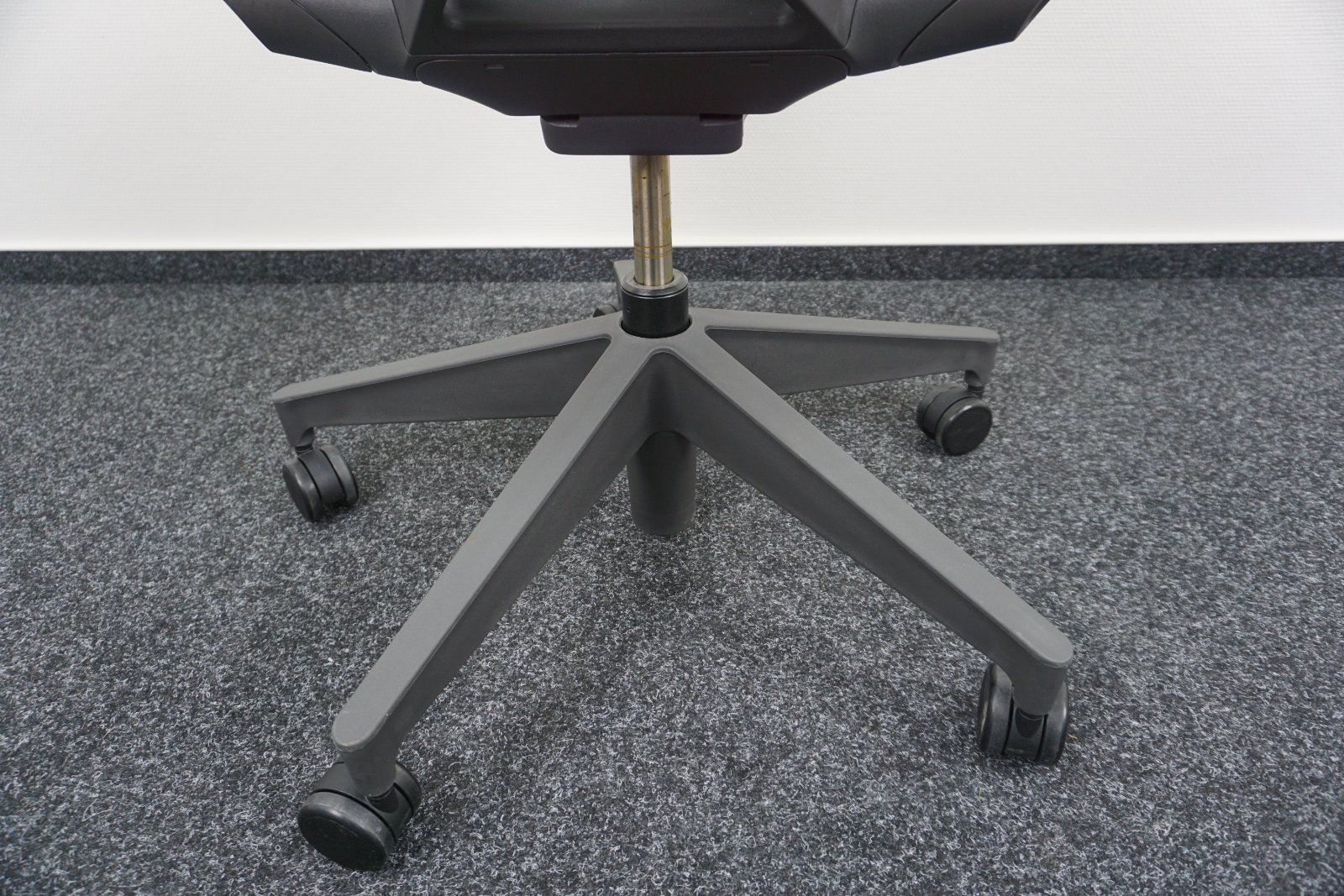 Herman Miller Cosm Bürodrehstuhl Graphit Fußdrehkreuz
