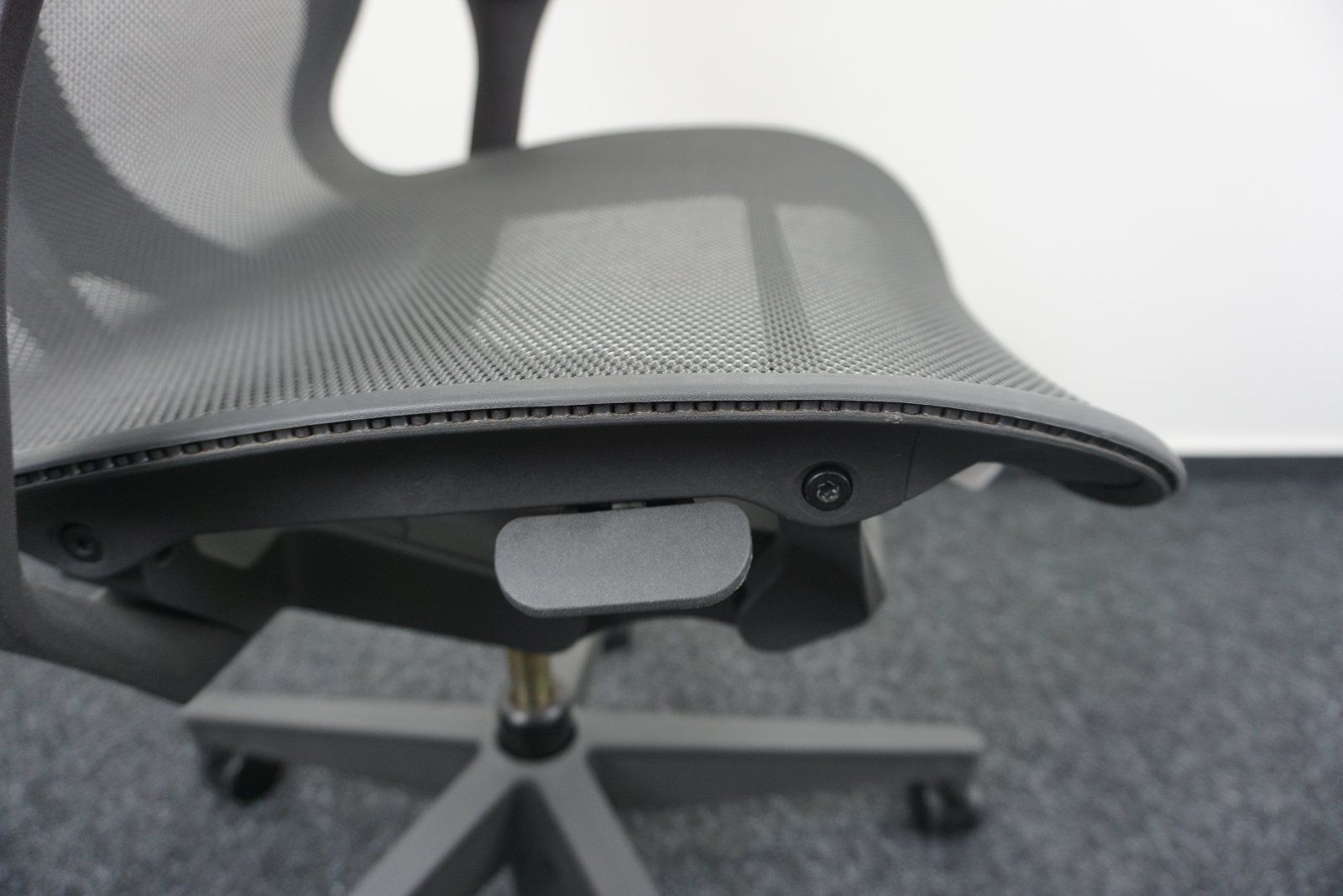 Herman Miller Cosm Bürodrehstuhl Graphit Verstelloptionen