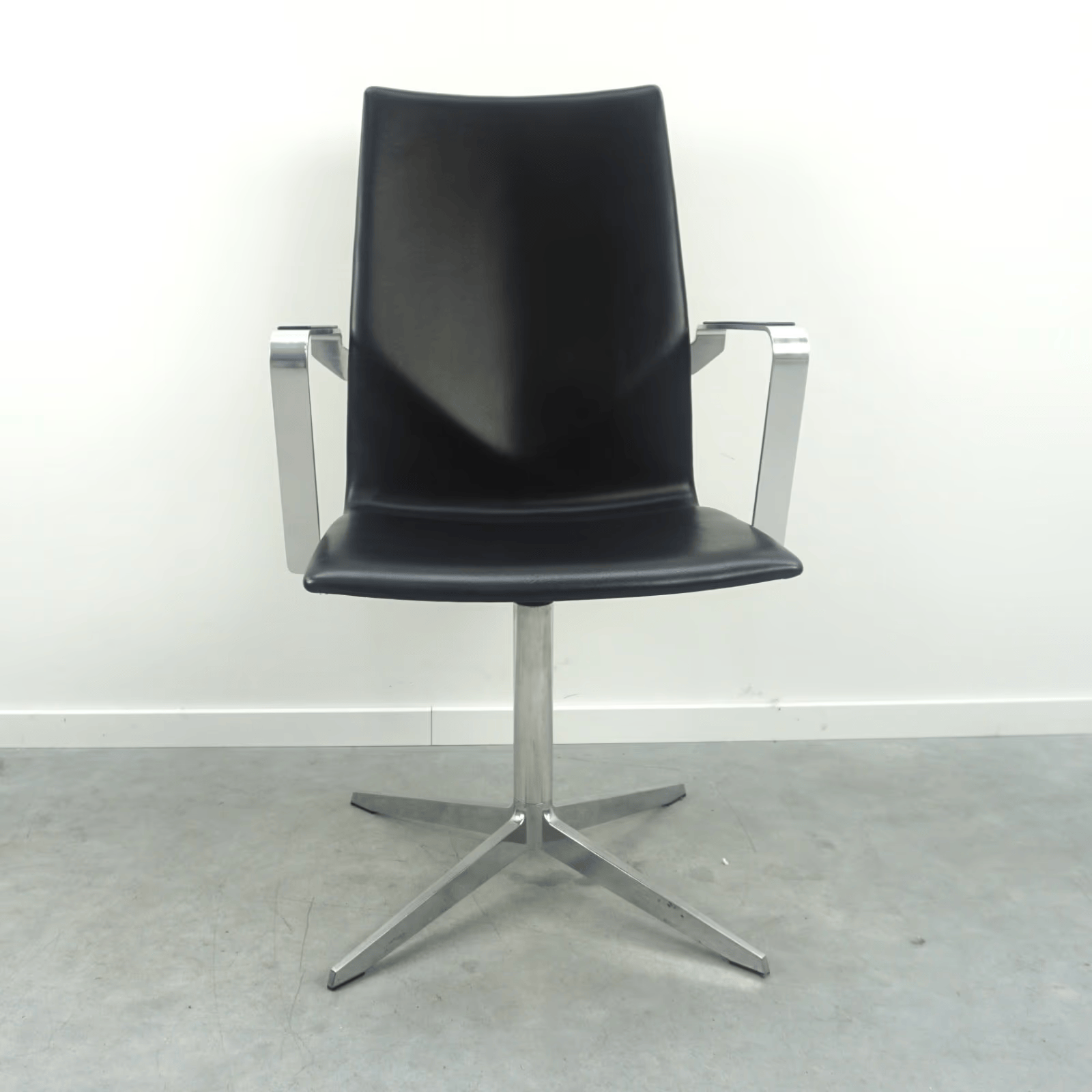 Four Design FourCast XL Konferenzstuhl | Schwarz | Leder | Chrom