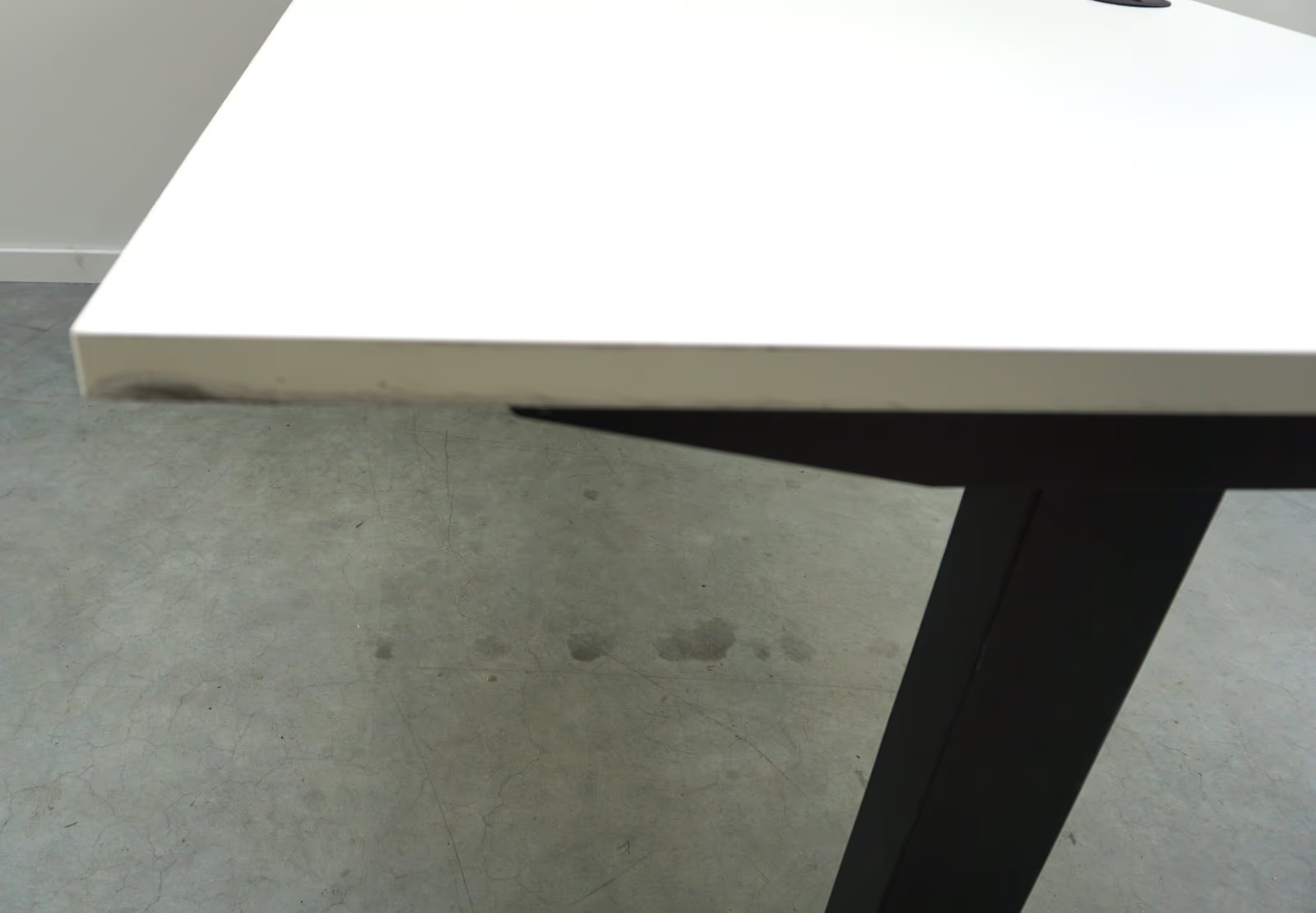 Elektrisch höhenverstellbarer Schreibtisch | 140 x 80 cm | Weiß-Schwarz