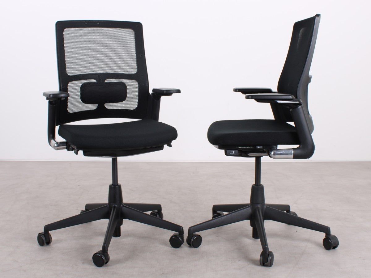 Ahrend 2020 Verta ergonomischer Bürostuhl in Schwarz, Vorder- und Seitenansicht