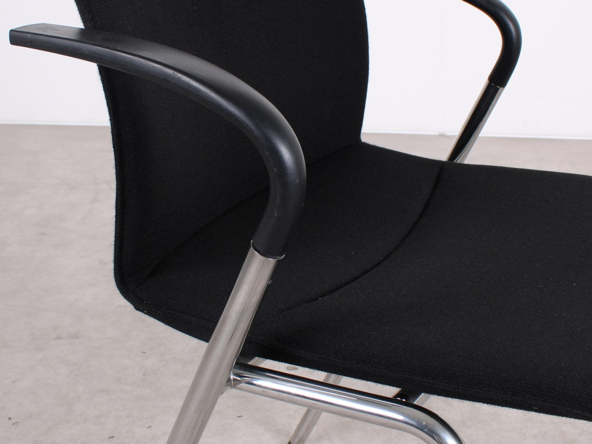 Ahrend 463 Konferenzstuhl gebraucht in Schwarz mit Armlehnen und verchromtem Vierfußgestell
