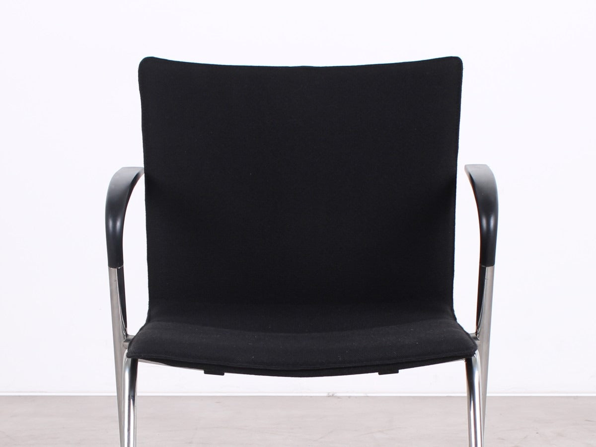 Ahrend 463 Konferenzstuhl gebraucht in Schwarz mit Armlehnen und verchromtem Vierfußgestell