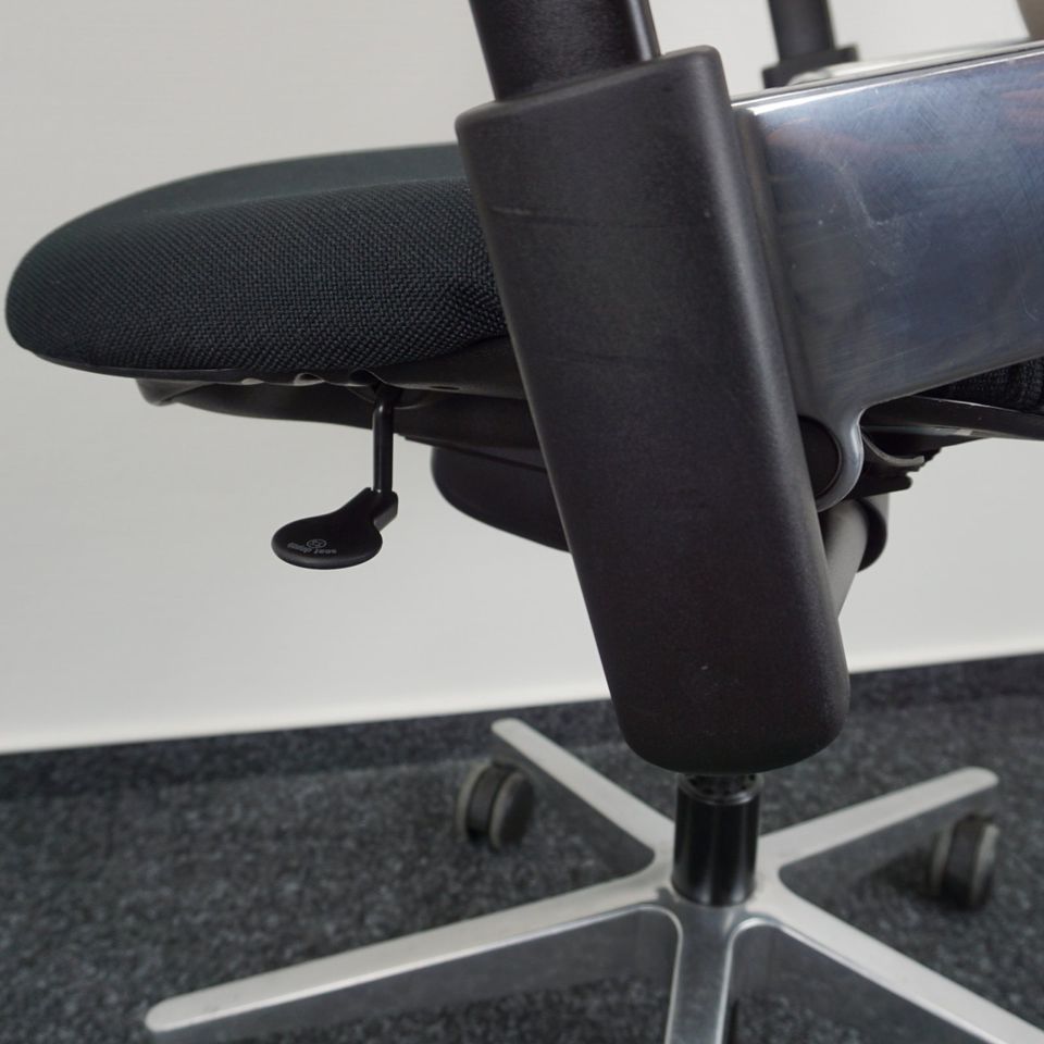 Steelcase Leap V2 Bürodrehstuhl Beige-Schwarz Armlehnen