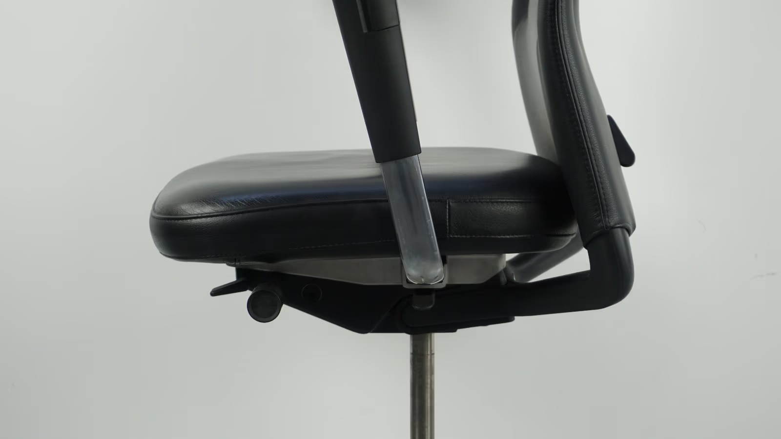 Vitra ID Trim L Bürodrehstuhl | Schwarz | Leder | Chrom