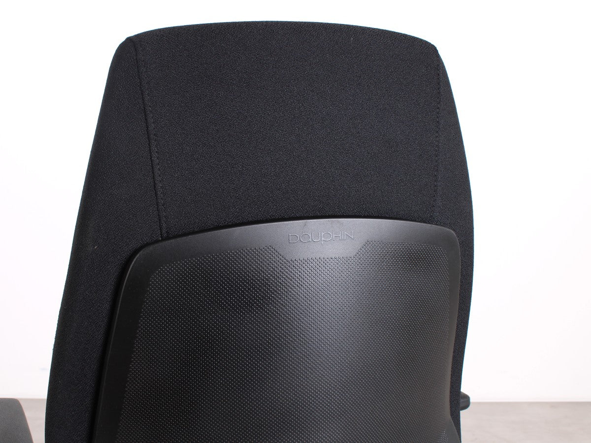 Detail der schwarzen Stoffpolsterung und Rückenschale des Dauphin Shape XT Bürostuhls