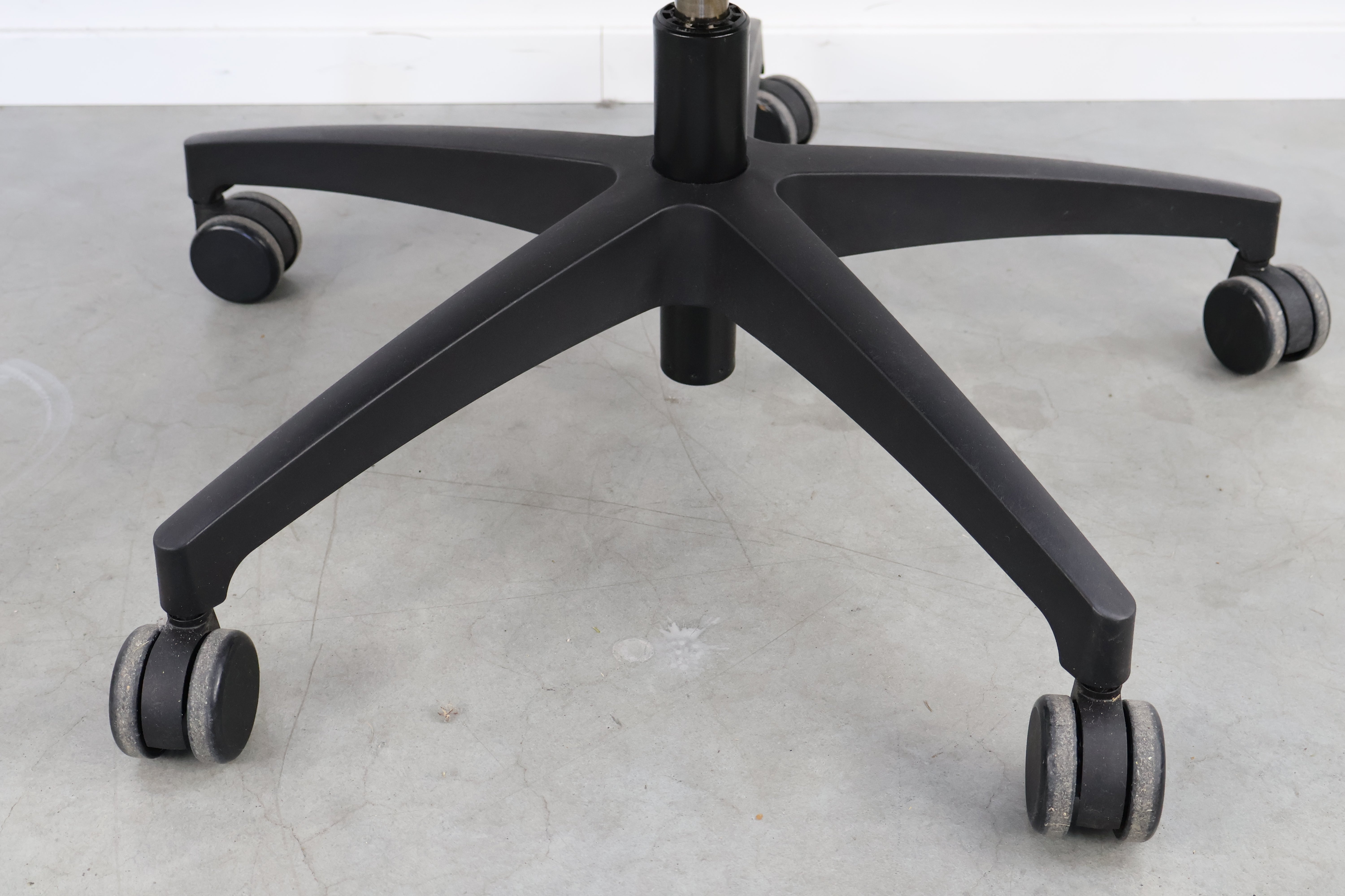 Dauphin Shape XT ergonomischer Bürostuhl in Schwarz, refurbished durch R&M
