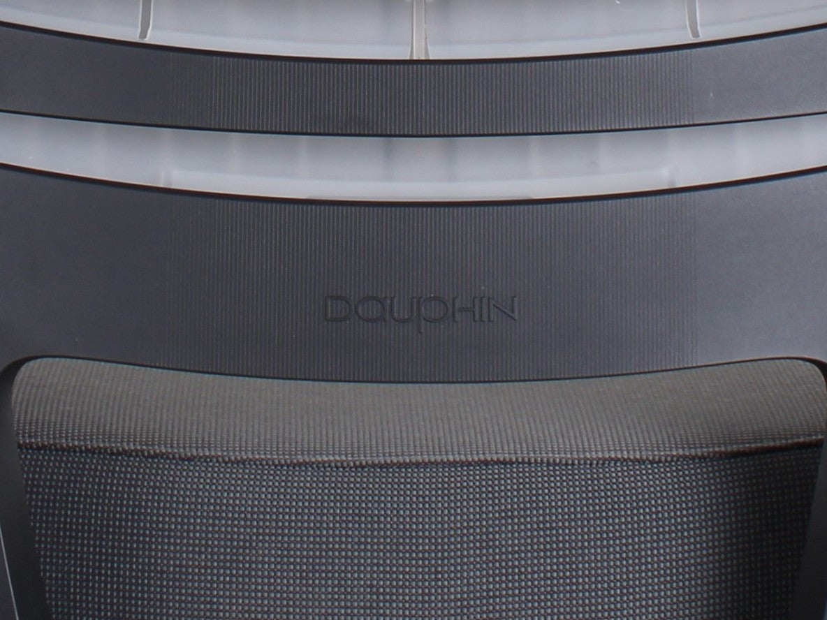 Dauphin Logo am Rücken des X-Code Bürostuhls