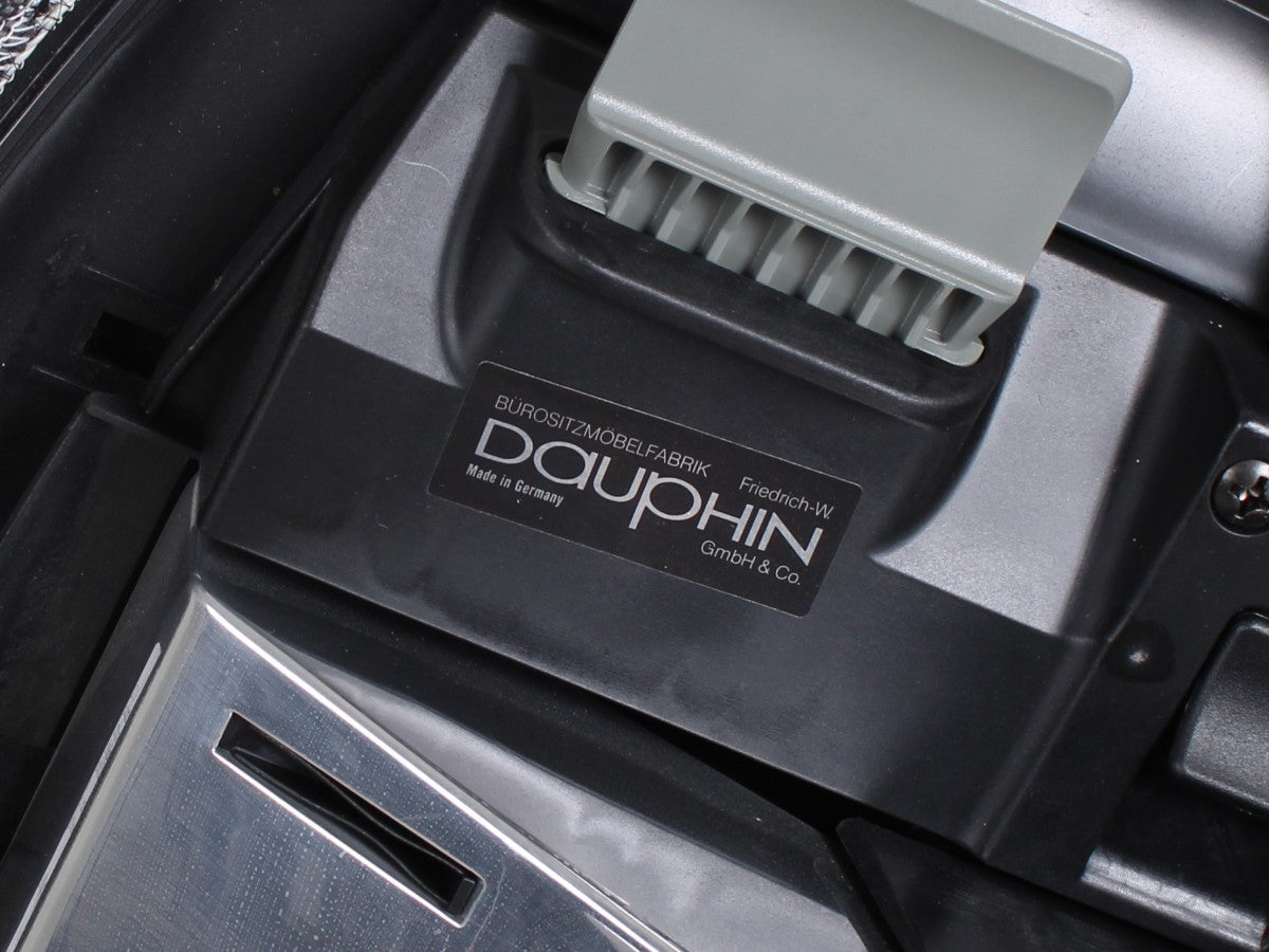 Detail der Mechanik und Herstellerkennzeichnung des Dauphin X-Code Bürostuhls