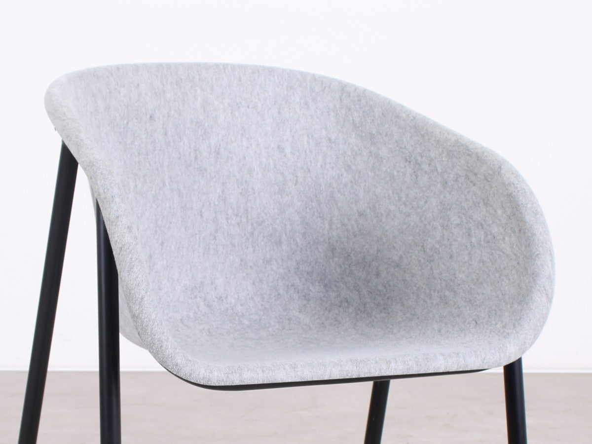 Detail der ergonomisch geformten Sitzschale aus hellgrauem PET-Filz des De Vorm LJ 1