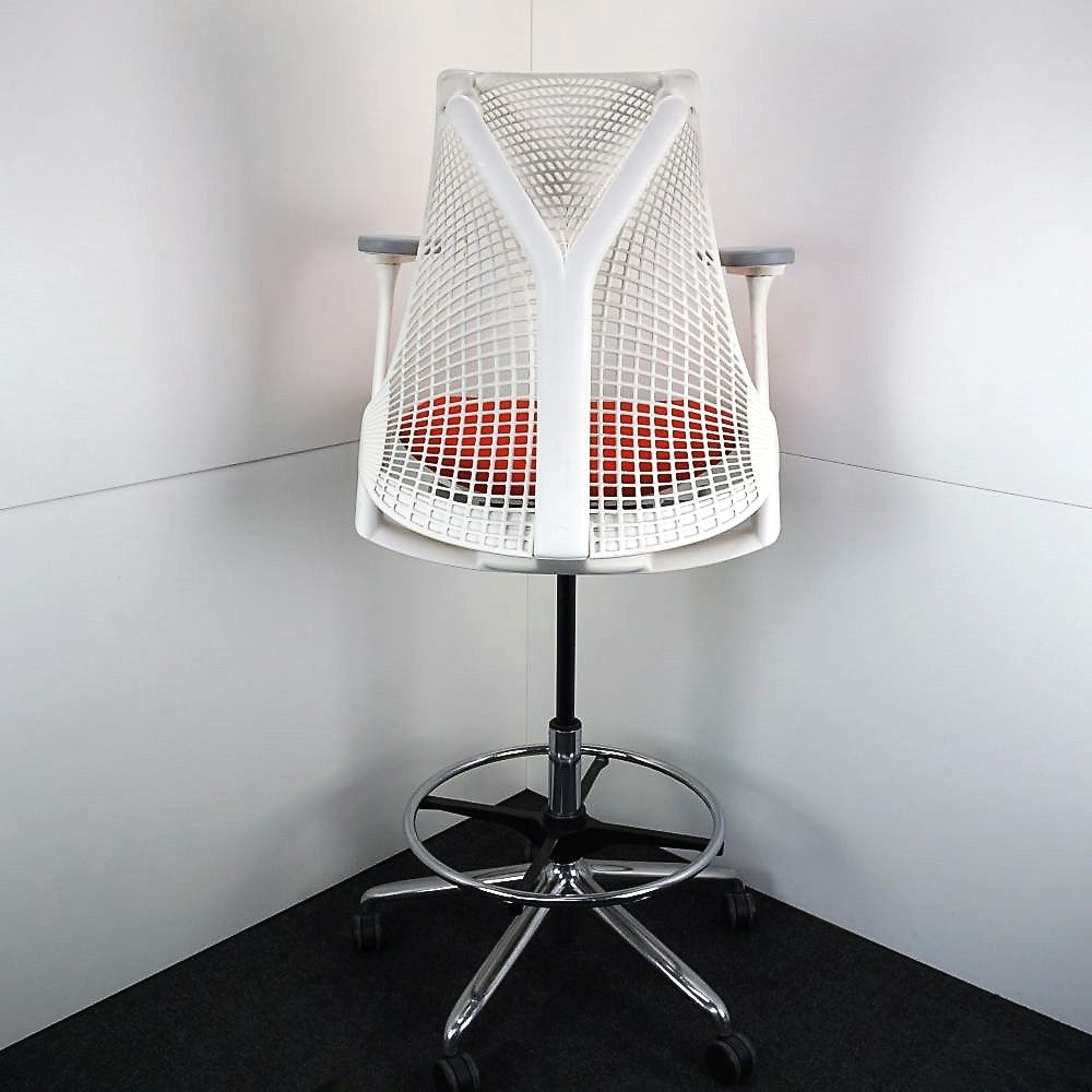 Herman Miller Sayl Bürodrehstuhl Orange-Weiß Rückenansicht