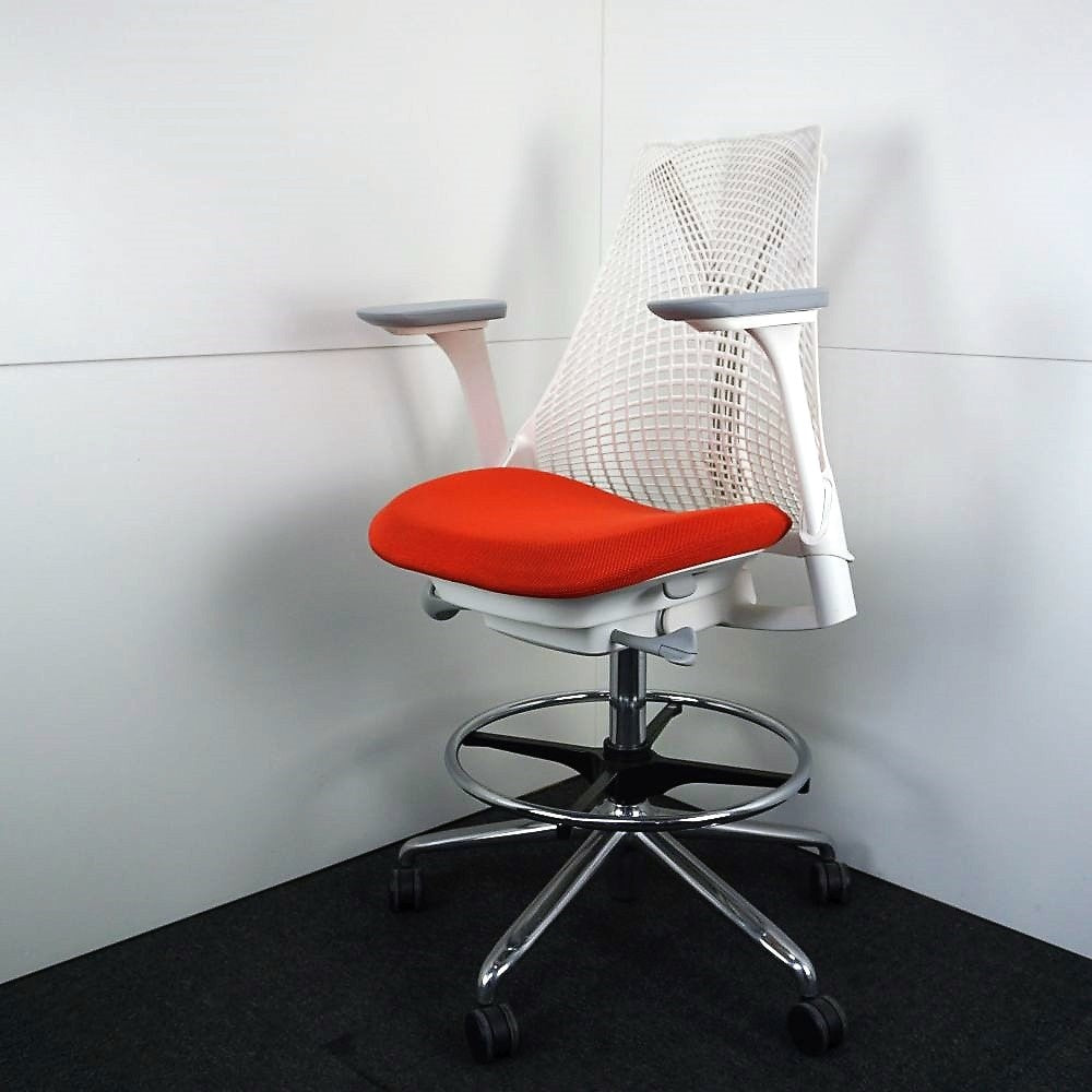 Herman Miller Sayl Bürodrehstuhl Orange-Weiß Seitenansicht