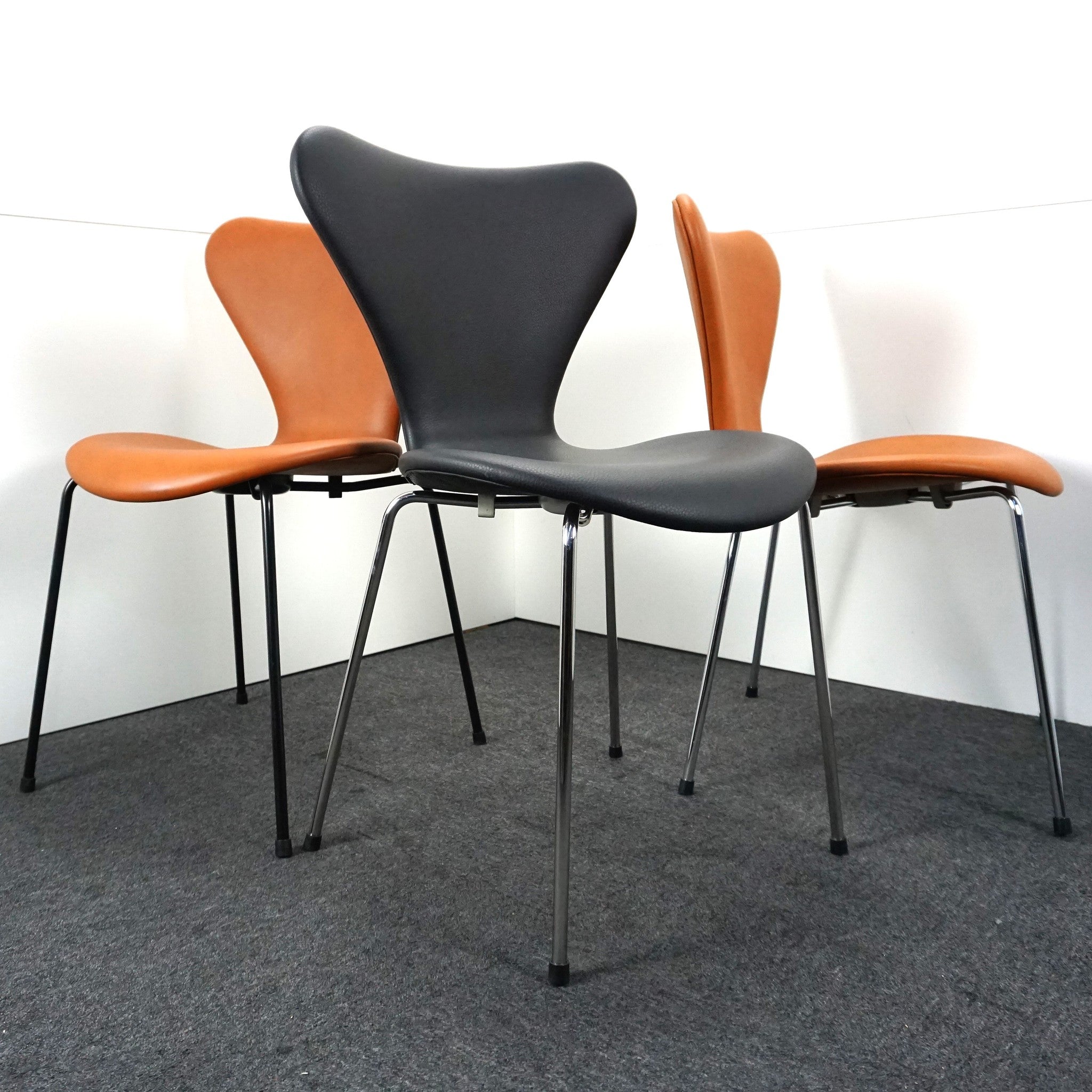 Fritz Hansen Serie 7 Design Stuhl | Modell 3107 | Leder | Essential Schwarz