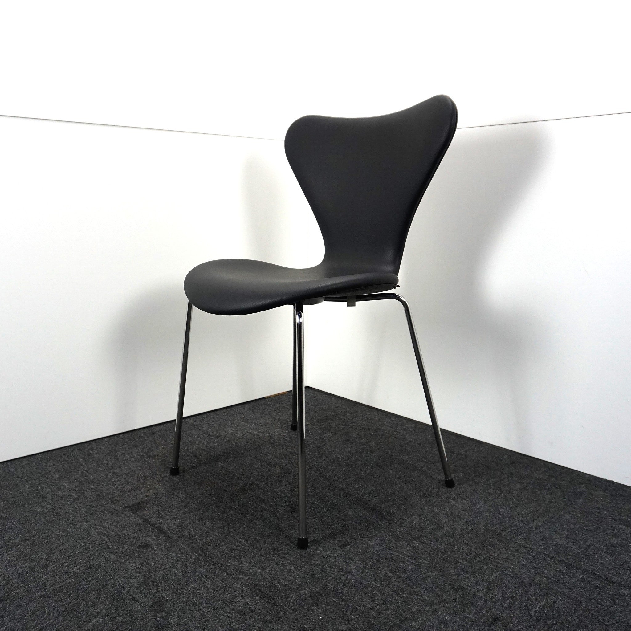 Fritz Hansen Serie 7 Design Stuhl | Modell 3107 | Leder | Essential Schwarz