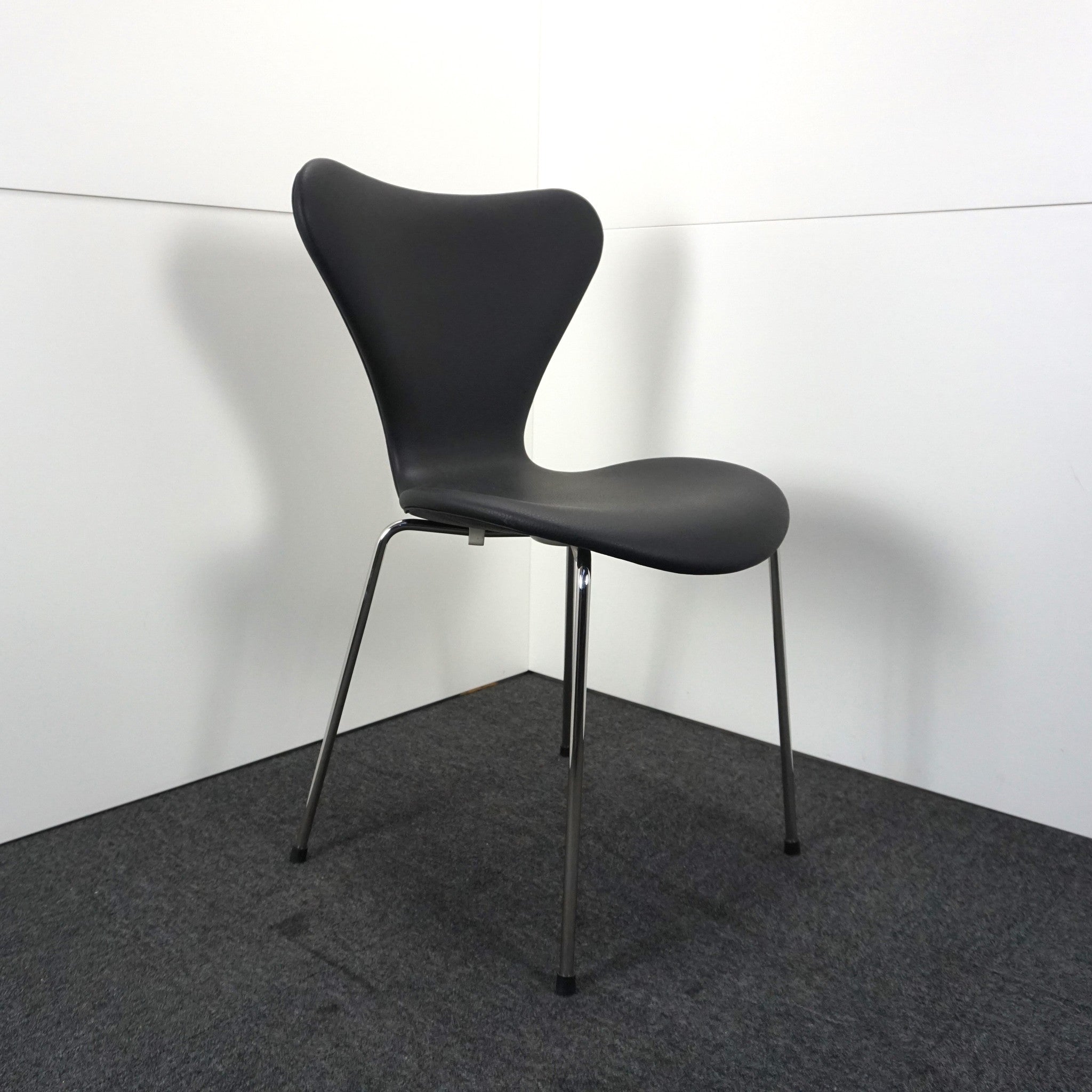 Fritz Hansen Serie 7 Design Stuhl | Modell 3107 | Leder | Essential Schwarz