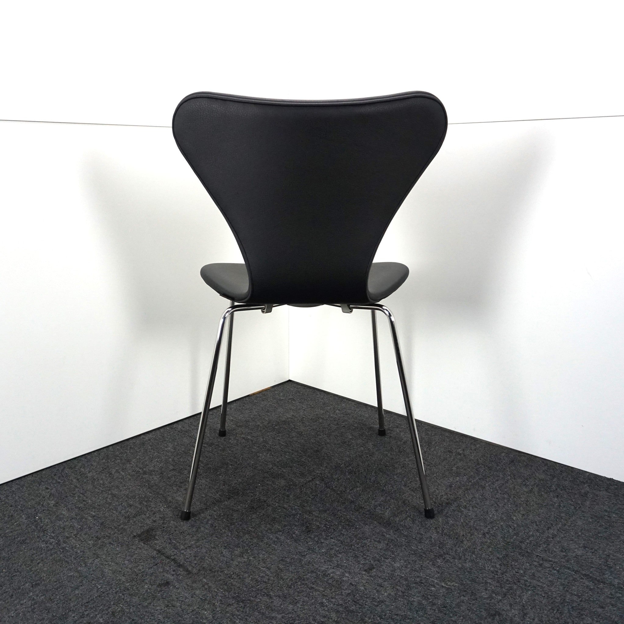 Fritz Hansen Serie 7 Design Stuhl | Modell 3107 | Leder | Essential Schwarz