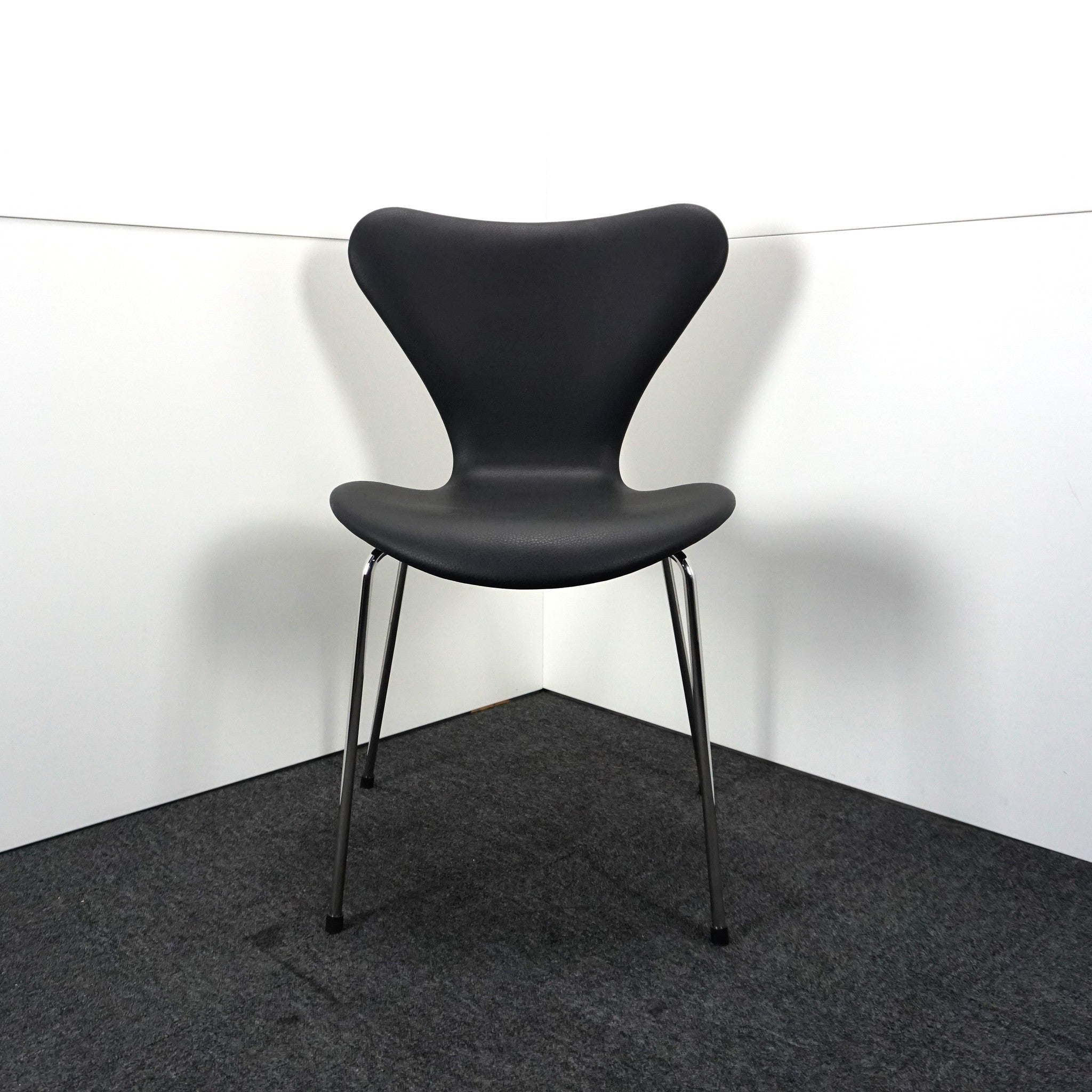 Fritz Hansen Serie 7 Design Stuhl | Modell 3107 | Leder | Essential Schwarz