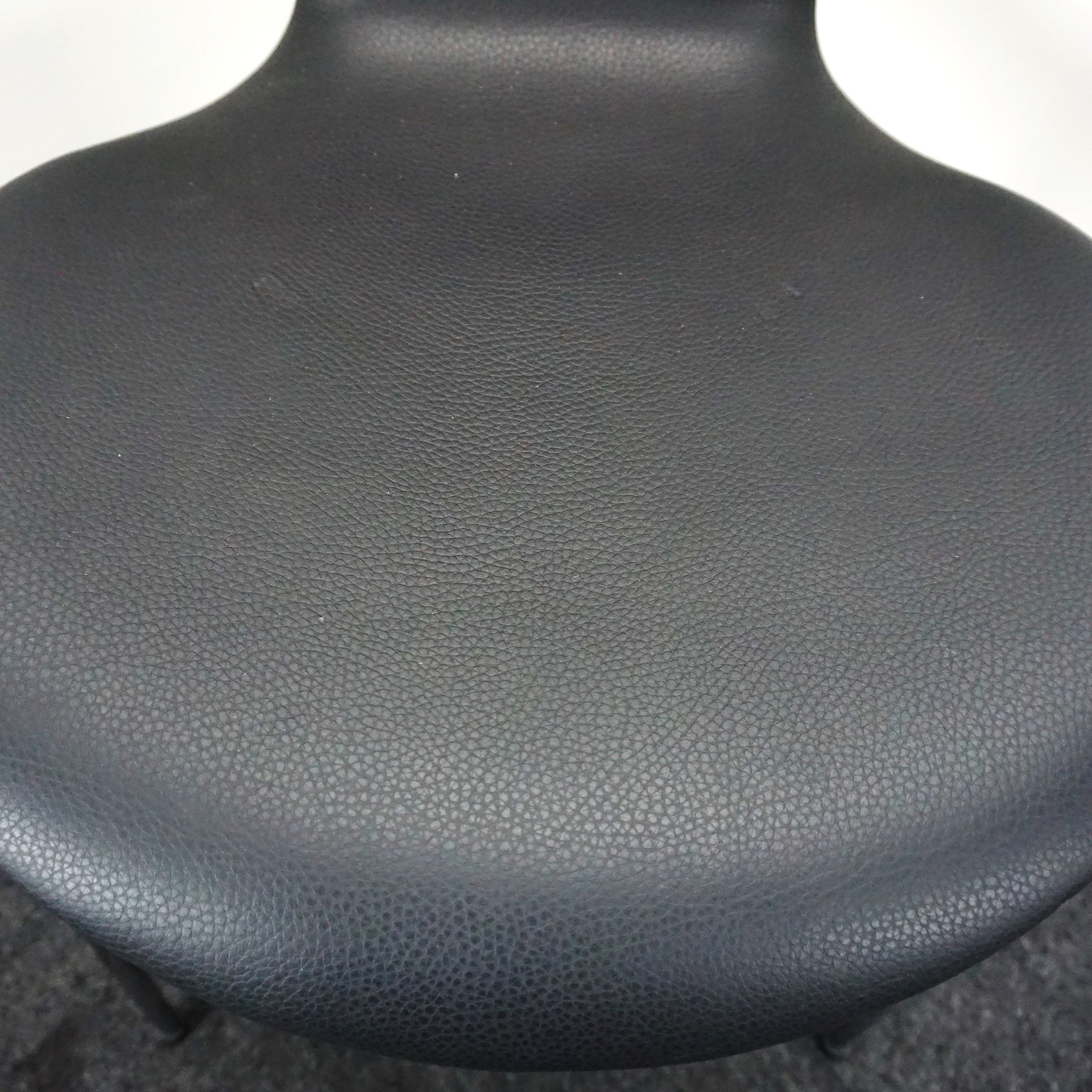 Fritz Hansen Serie 7 Design Stuhl | Modell 3107 | Leder | Essential Schwarz