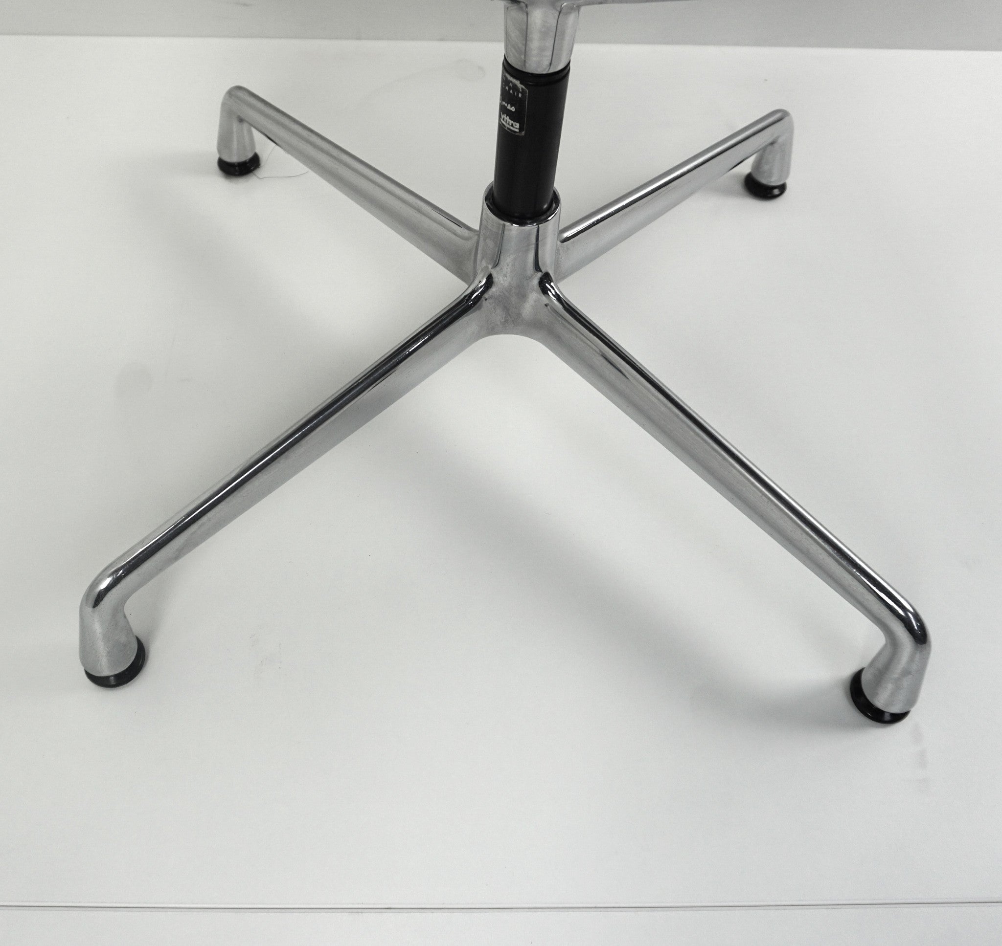 Vitra EA 108 Hopsak Designstuhl Grau Fußkreuz