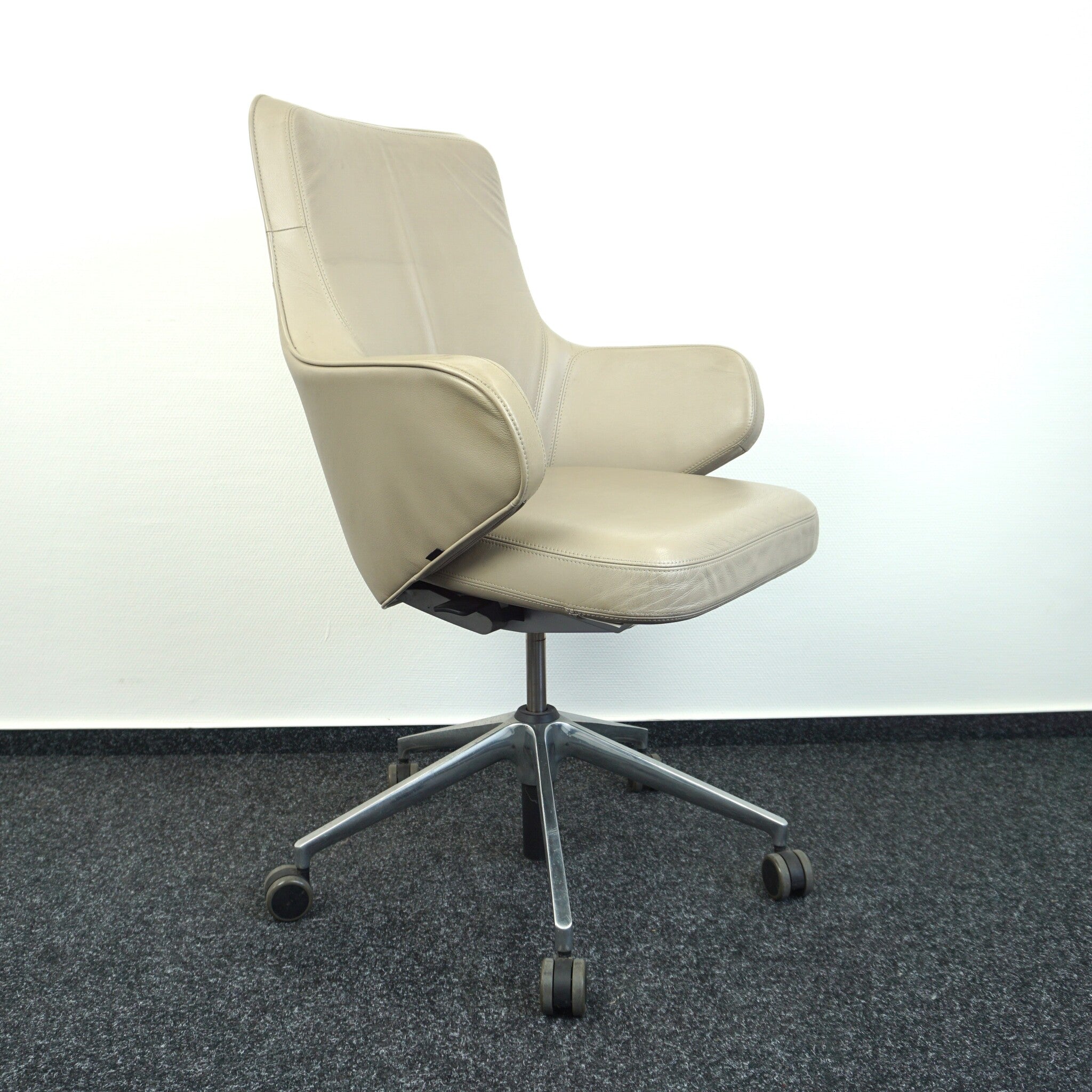 Vitra Grand Executive Lowback Bürodrehstuhl Beige