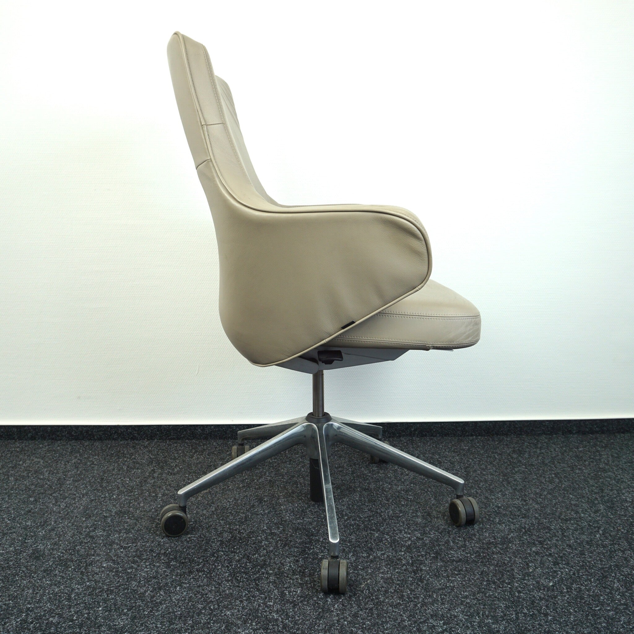 Vitra Grand Executive Lowback Bürodrehstuhl Beige Seitenansicht