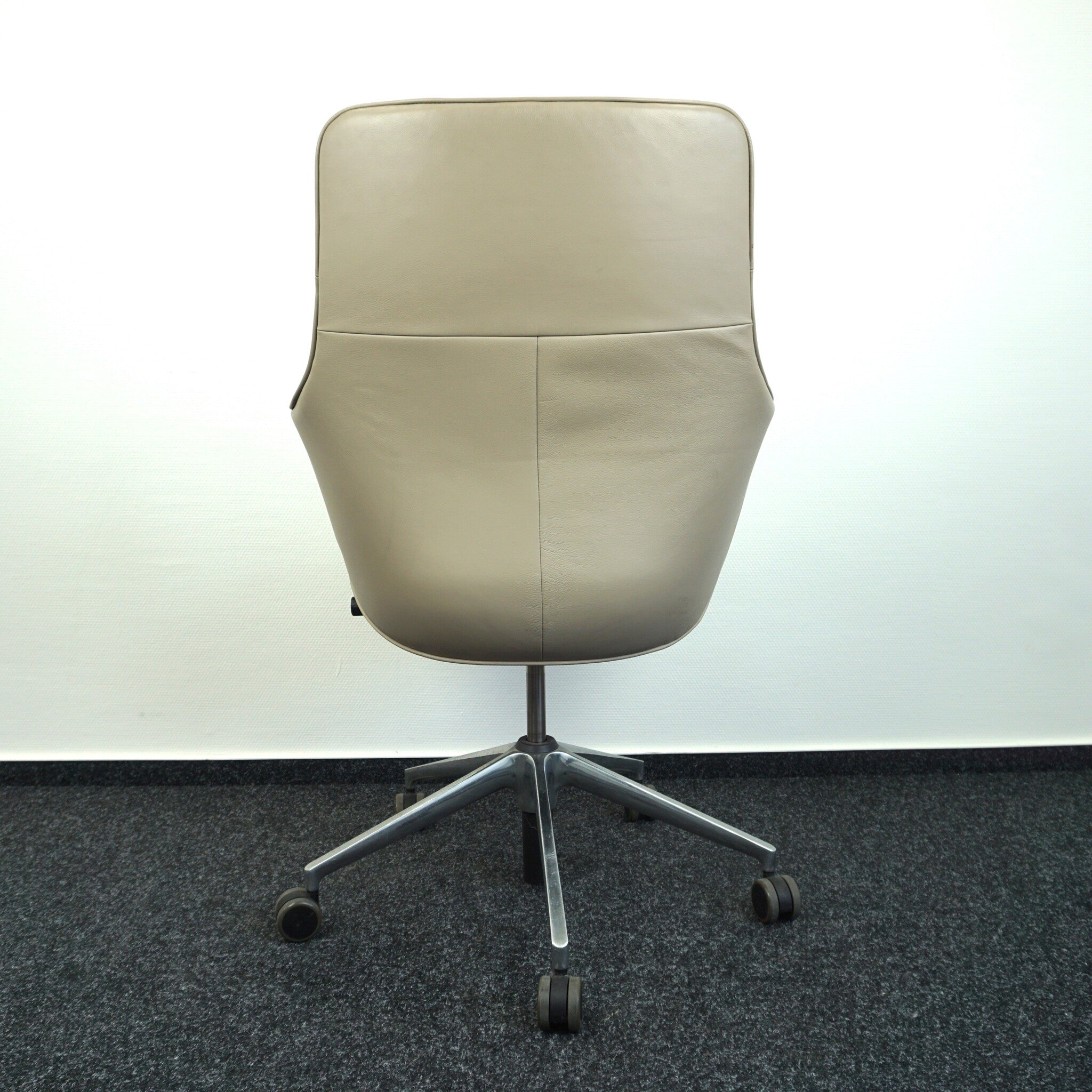 Vitra Grand Executive Lowback Bürodrehstuhl Beige Rückansicht