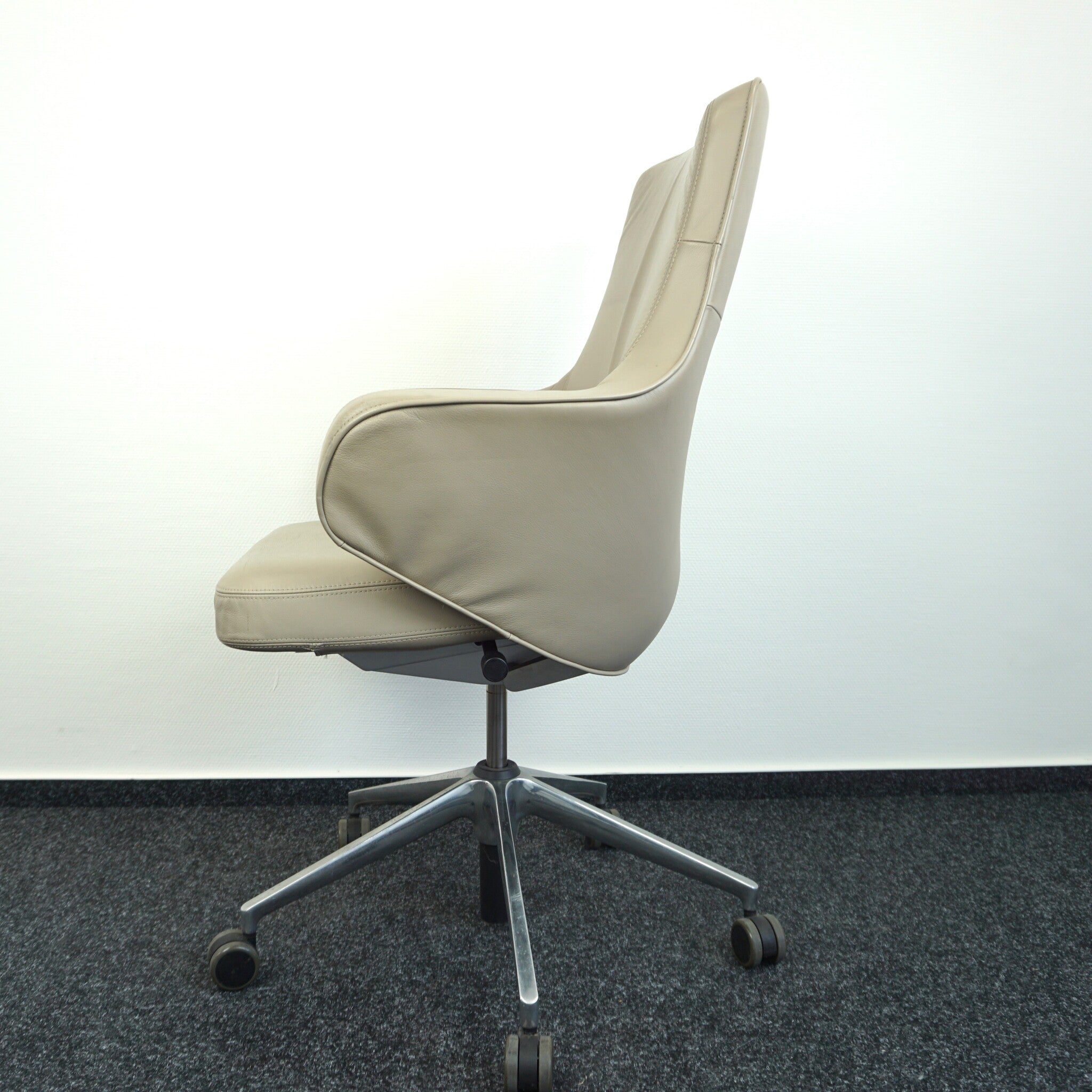 Vitra Grand Executive Lowback Bürodrehstuhl Beige