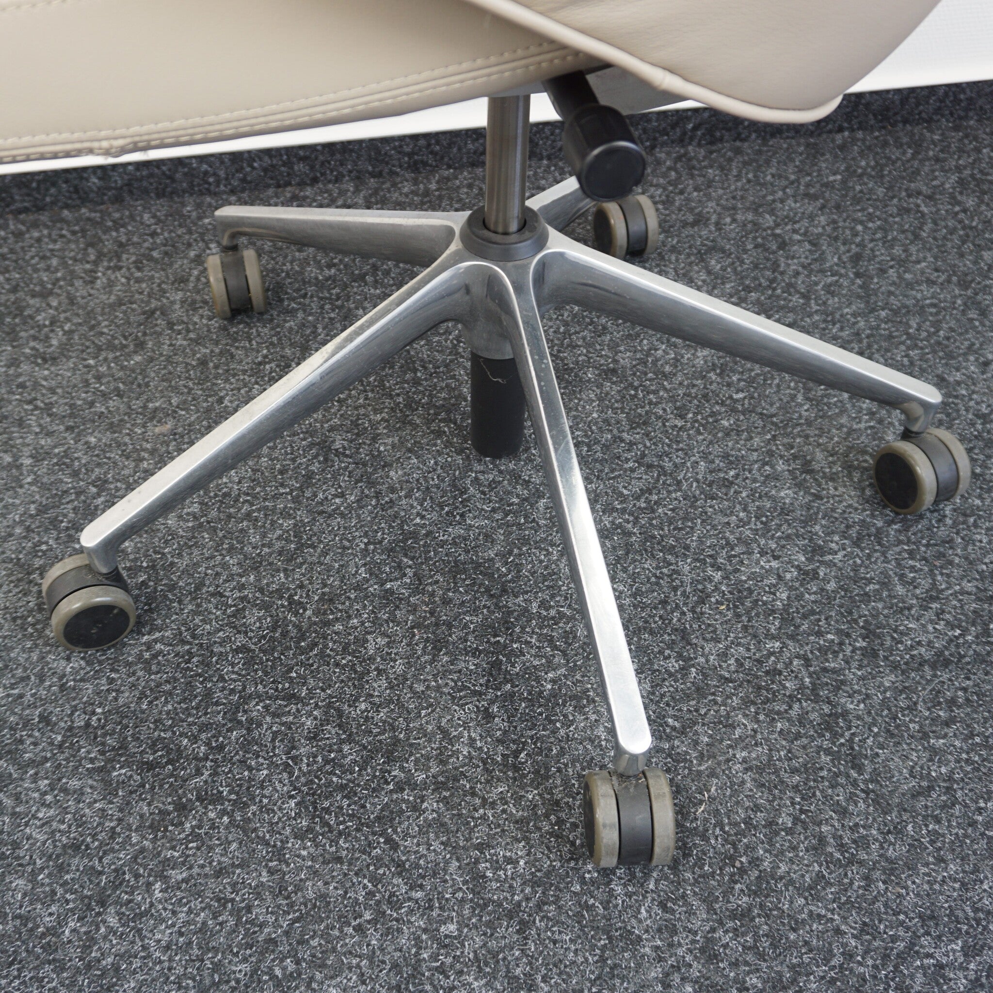 Vitra Grand Executive Lowback Bürodrehstuhl Fußkreuz