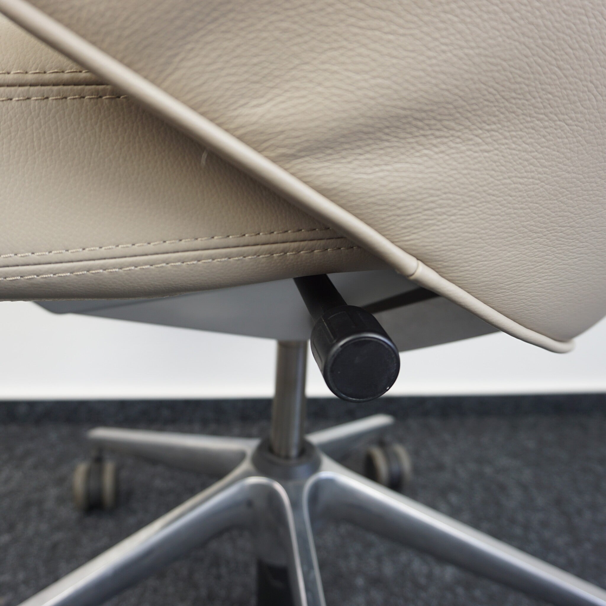 Vitra Grand Executive Lowback Bürodrehstuhl Einstellung
