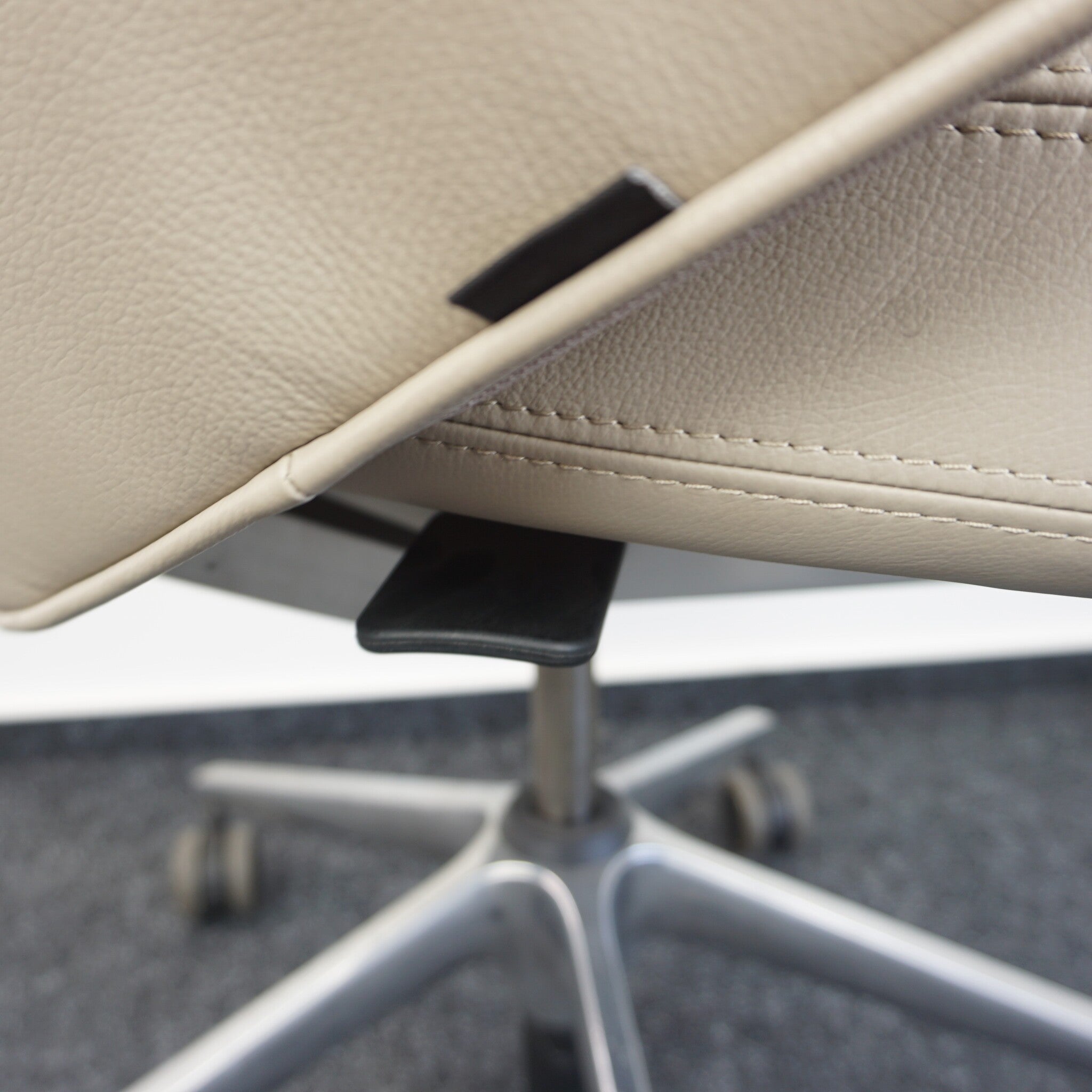 Vitra Grand Executive Lowback Bürodrehstuhl