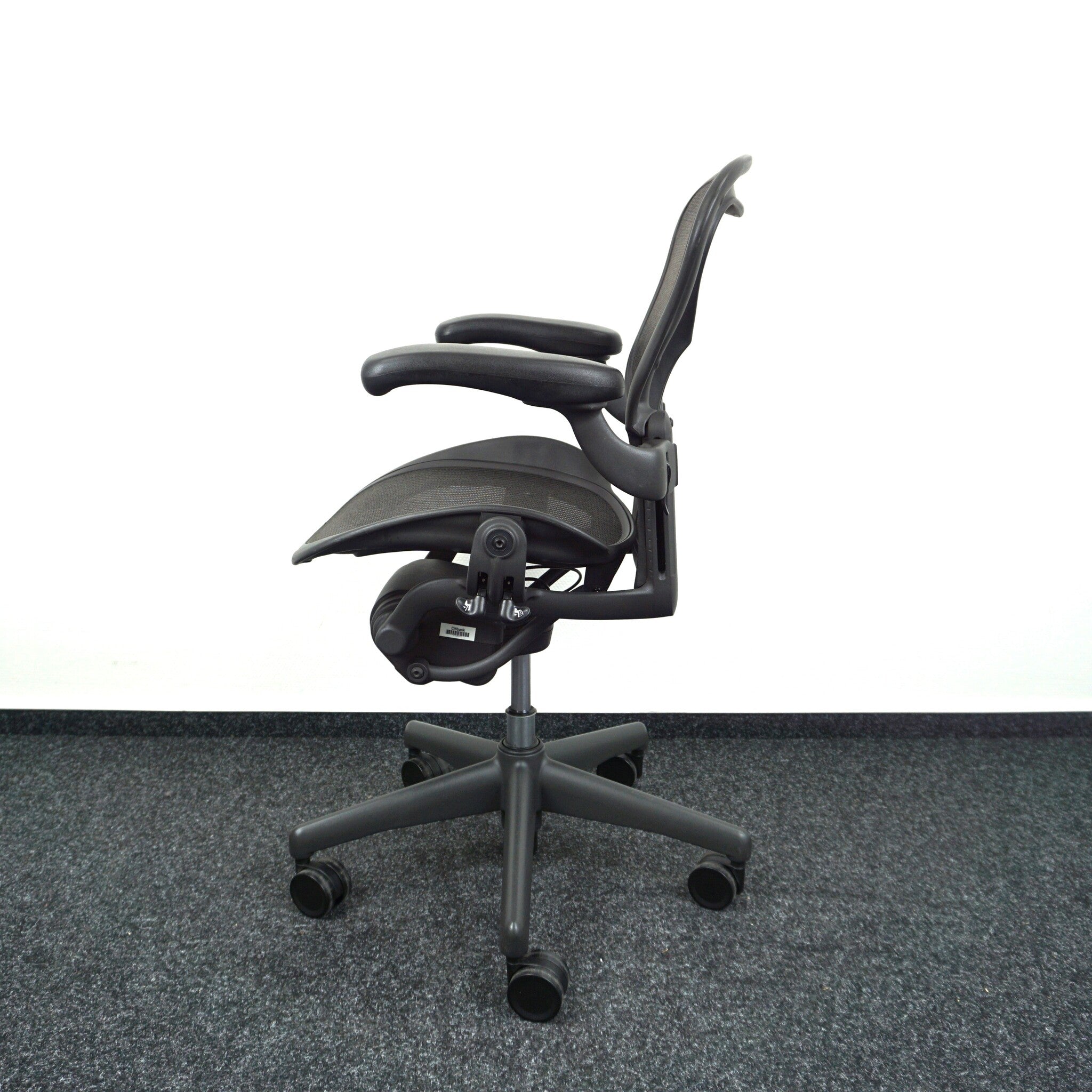 Herman Miller Aeron Bürodrehstuhl Größe A Graphit Seitenansicht